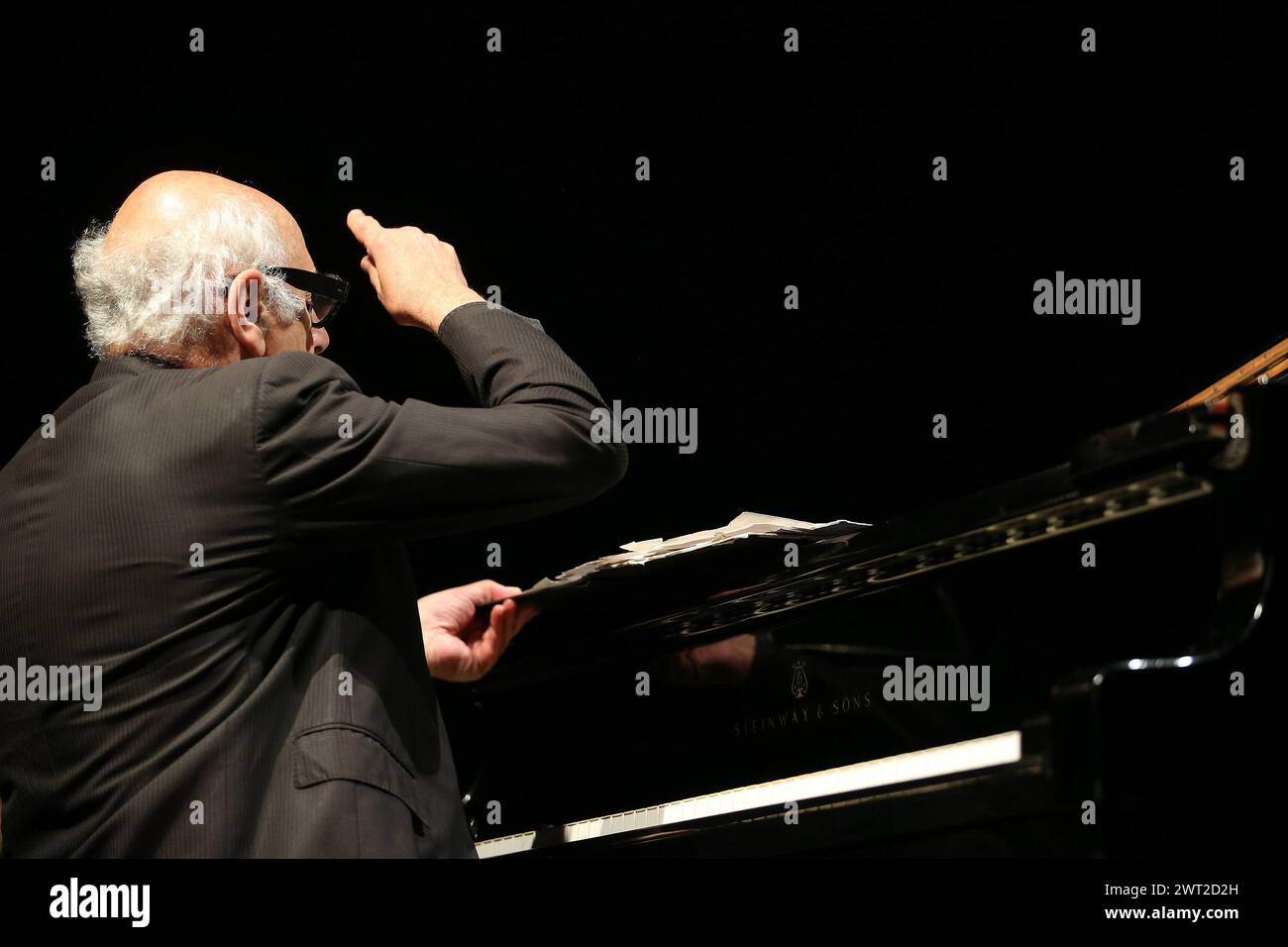 Le compositeur de musique classique et cinématographique, Michael Nyman, joue du piano pendant le concert au Musée archéologique de Naples Banque D'Images