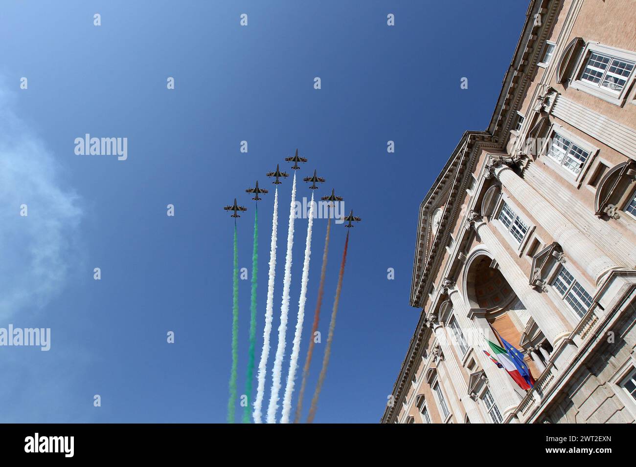 La patrouille aérienne acrobatique italienne, 'Frecce Tricolori', alias flèches tricolores, lors d'un événement à Caserte, en face du Palais Royal Banque D'Images