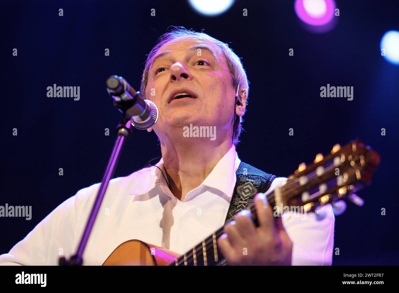 Le chanteur brésilien Toquinho, lors d'un concert à Naples. Banque D'Images