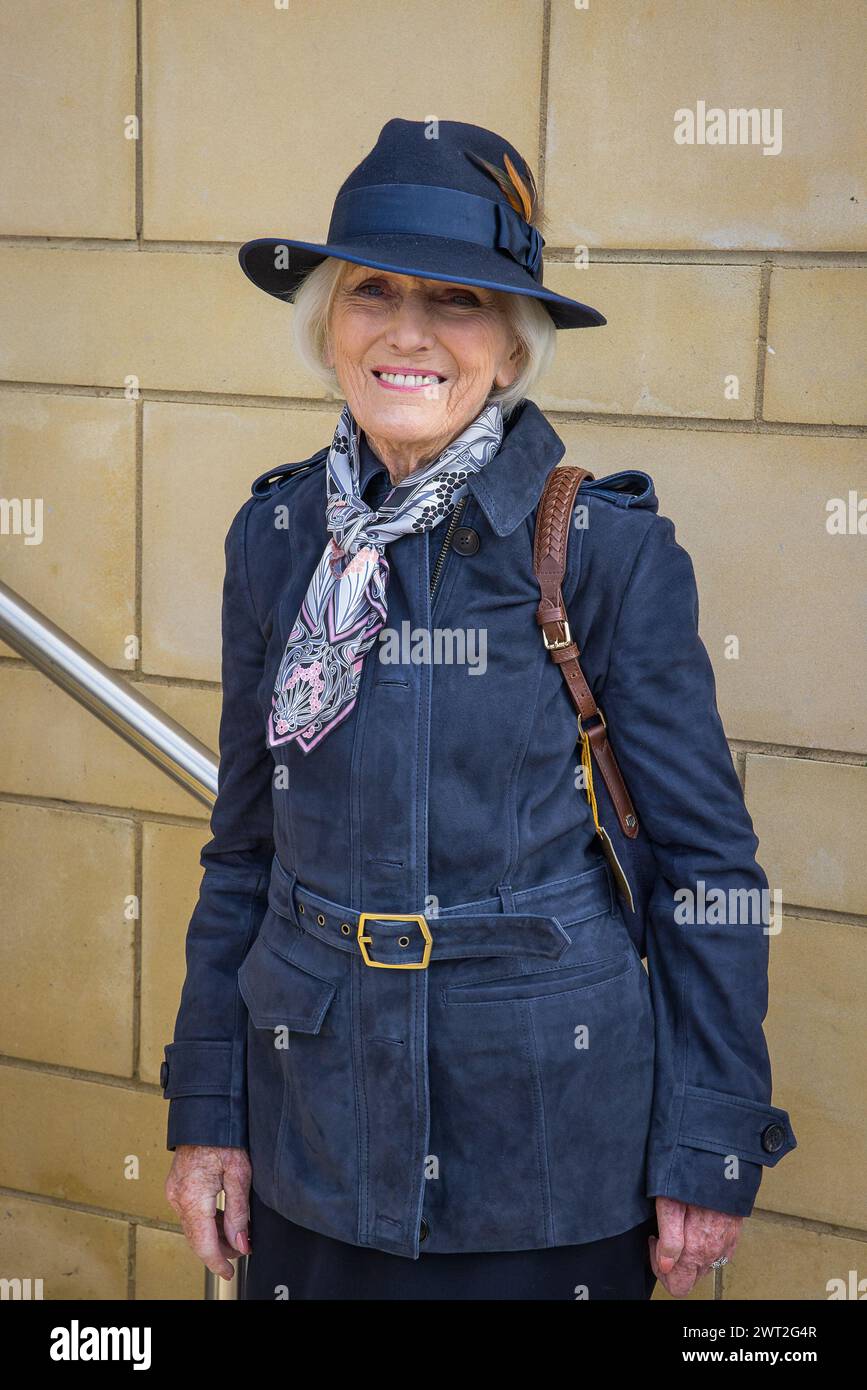 Dame Mary Berry look élégant dans un ensemble bleu marine avec chapeau bleu marine et bottes Cheltenham Gold Cup Day 2024 Banque D'Images