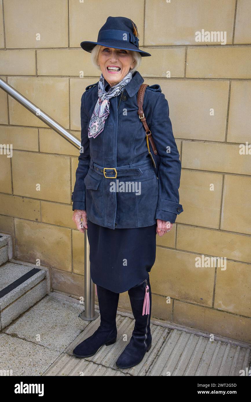 Dame Mary Berry look élégant dans un ensemble bleu marine avec chapeau bleu marine et bottes Cheltenham Gold Cup Day 2024 Banque D'Images