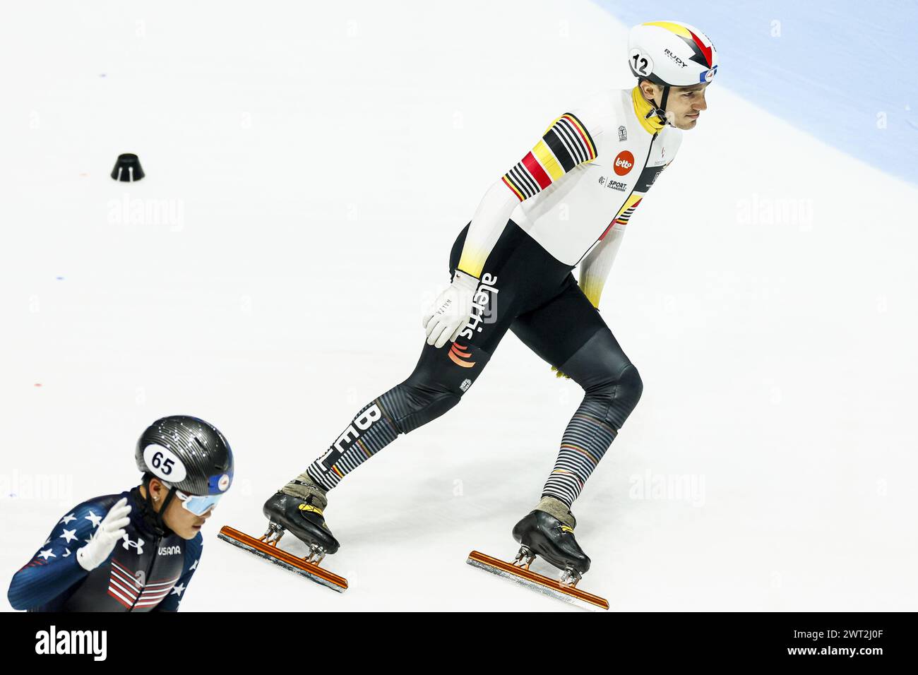 ROTTERDAM - Stijn Desmet (bel) lors des manches masculines du 500 mètres aux Championnats du monde sur courte piste à Ahoy. ANP KOEN VAN WEEL Banque D'Images