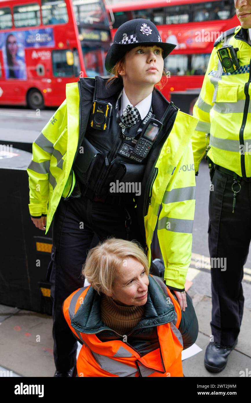 23 novembre 2023. Whitehall, Londres, Royaume-Uni. Arrestations de manifestants de Just Stop Oil. Les manifestants ont été emmenés hors de la route moins d'une minute après avoir quitté le trottoir. Banque D'Images
