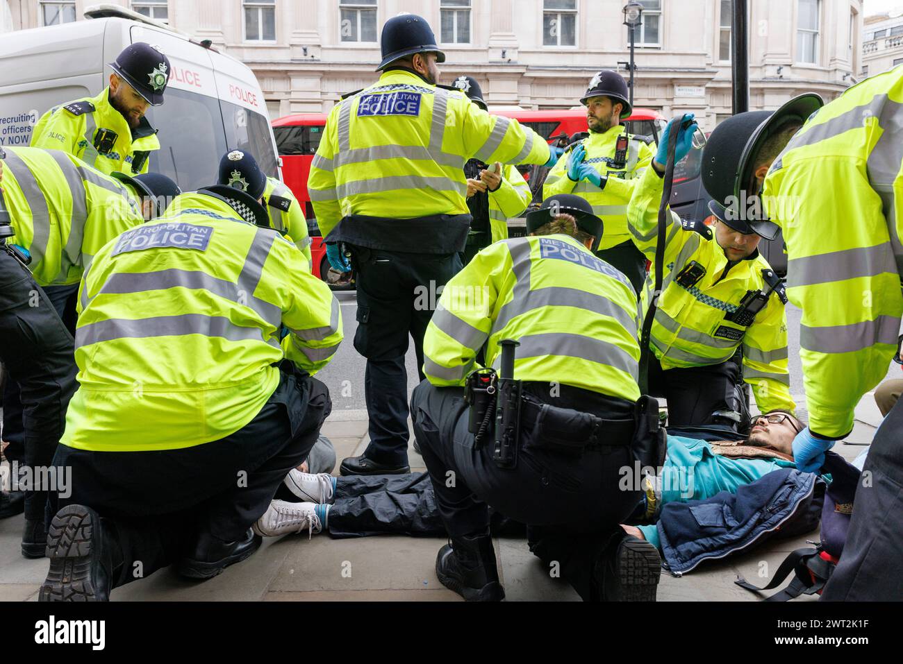 23 novembre 2023. Whitehall, Londres, Royaume-Uni. Arrestations de manifestants de Just Stop Oil. Les manifestants ont été emmenés hors de la route moins d'une minute après avoir quitté le trottoir. Banque D'Images