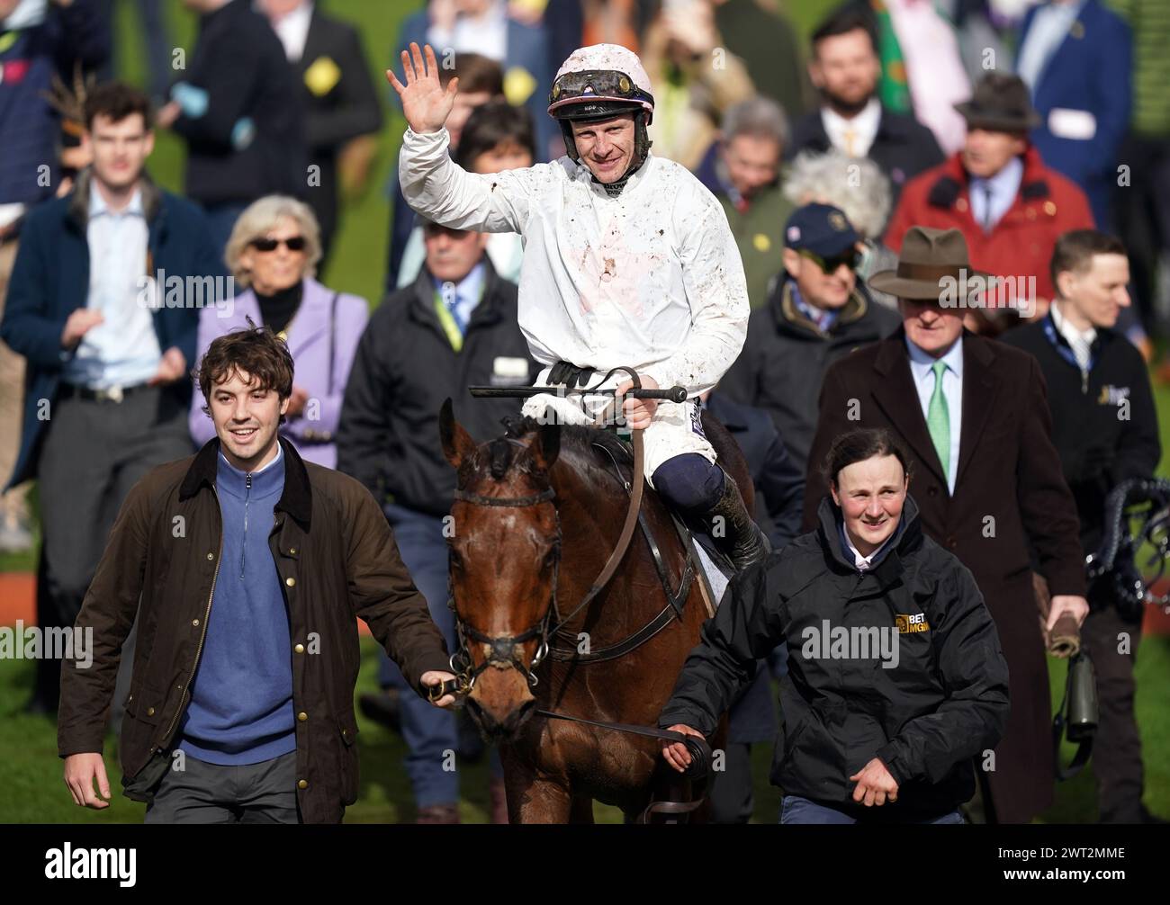 Paul Townend avec Absurde après avoir remporté le BetMGM County handicap Hurdle le quatrième jour du festival de Cheltenham 2024 à l'hippodrome de Cheltenham. Date de la photo : vendredi 15 mars 2024. Banque D'Images