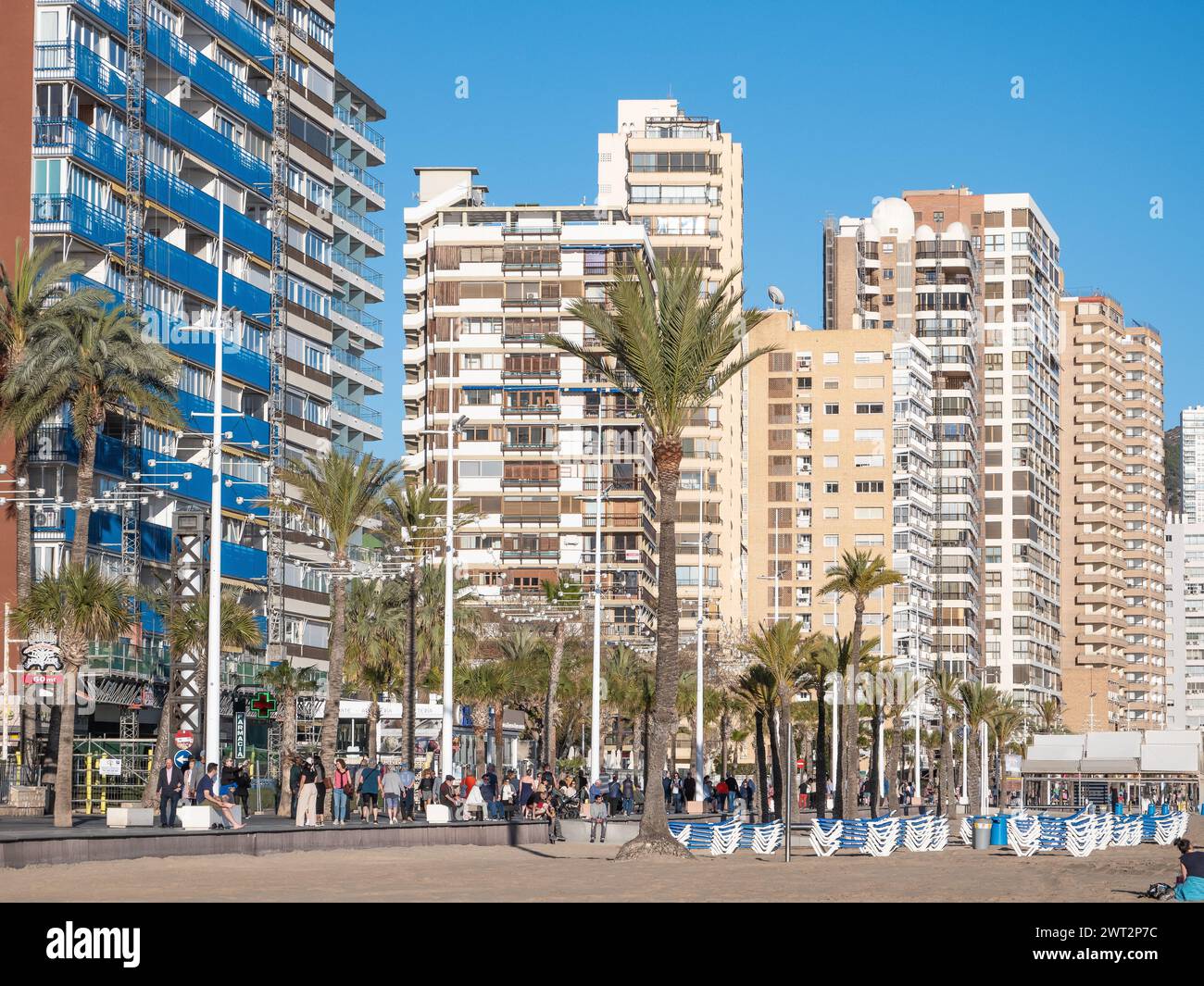 Benidorm, Espagne ; 12 mars 2024 : promenade de Levante Beach à Benidorm occupée par les touristes Banque D'Images