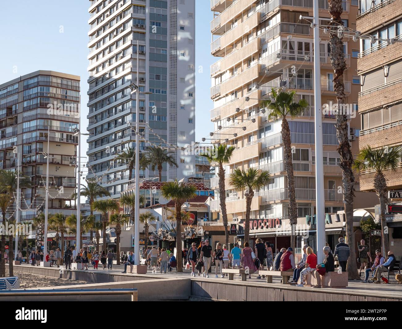 Benidorm, Espagne ; 12 mars 2024 : touristes sur la promenade de la plage Levante à Benidorm Banque D'Images