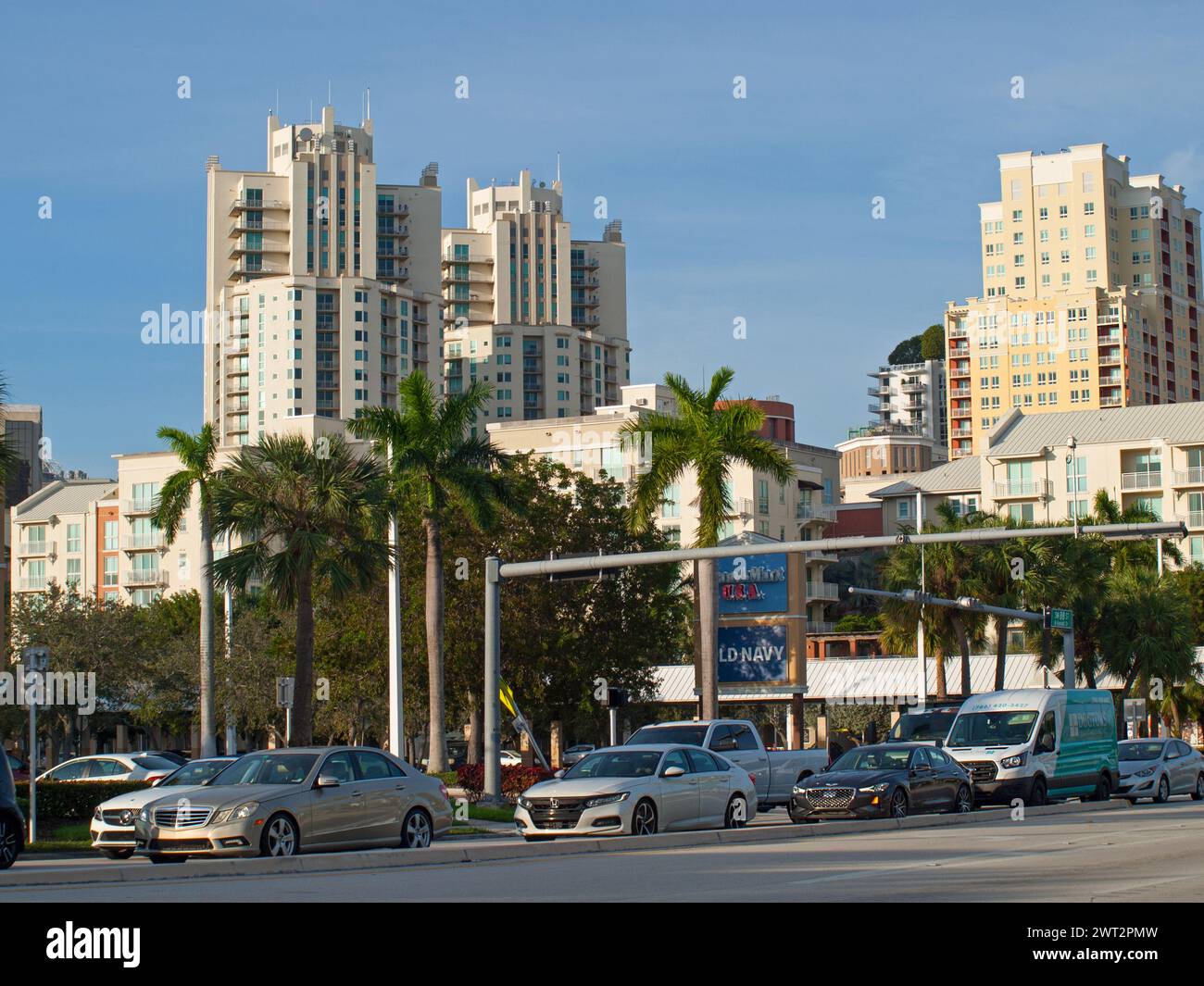 Miami, Floride, États-Unis - 5 décembre 2023 : circulation sur Kendall Drive (88th Avenue) près du centre-ville de Kendall. Banque D'Images