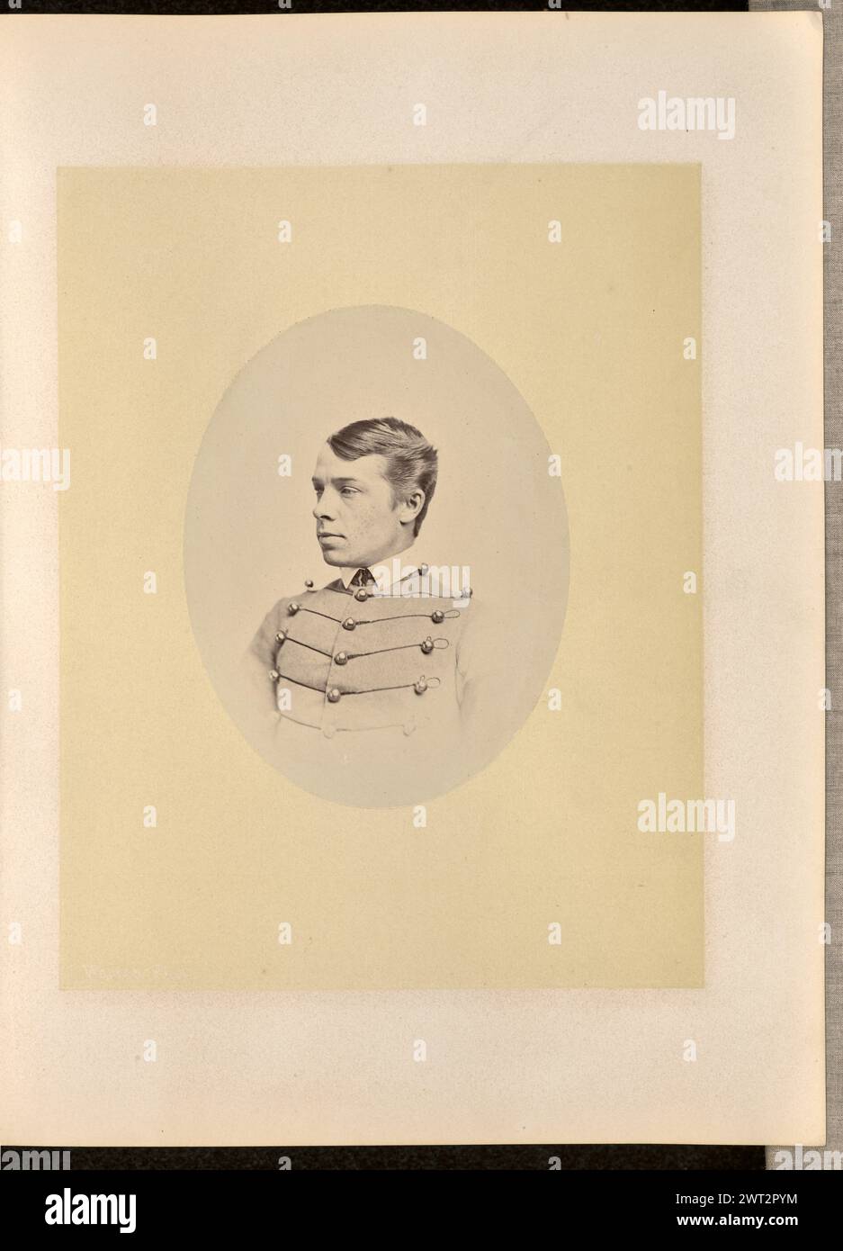 Portrait d'un homme. George Kendall Warren, photographe (américain, 1834 - 1884) 1868 Portrait d'un homme vêtu d'un uniforme de cadet. Il fait face à la zone gauche de l'image. Banque D'Images