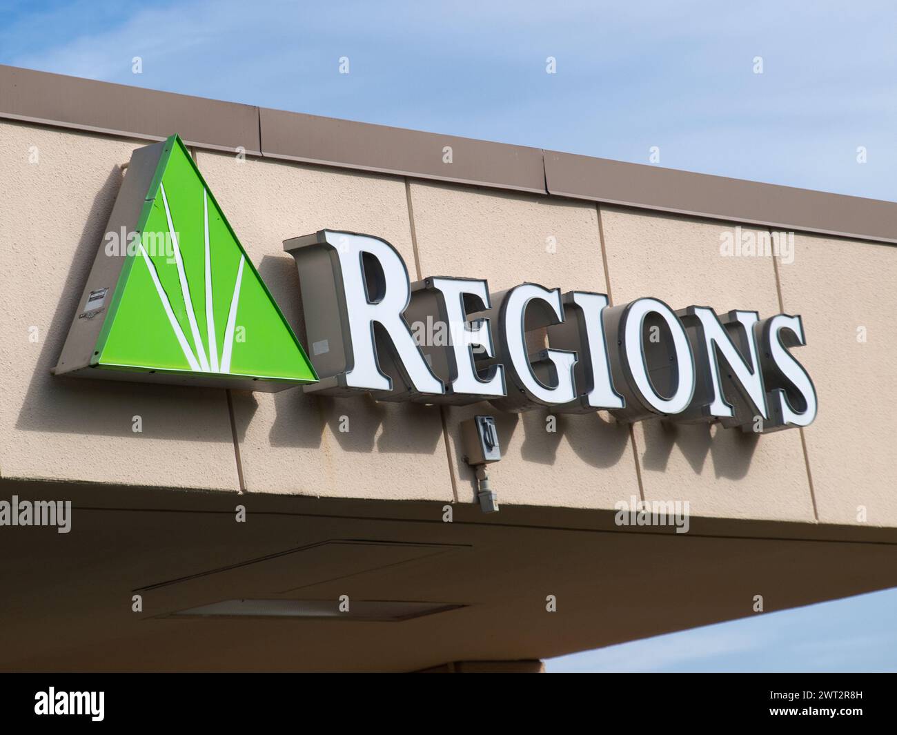 Miami, Floride, États-Unis - 11 décembre 2023 : logo sur un bâtiment de Regions Bank. Banque D'Images