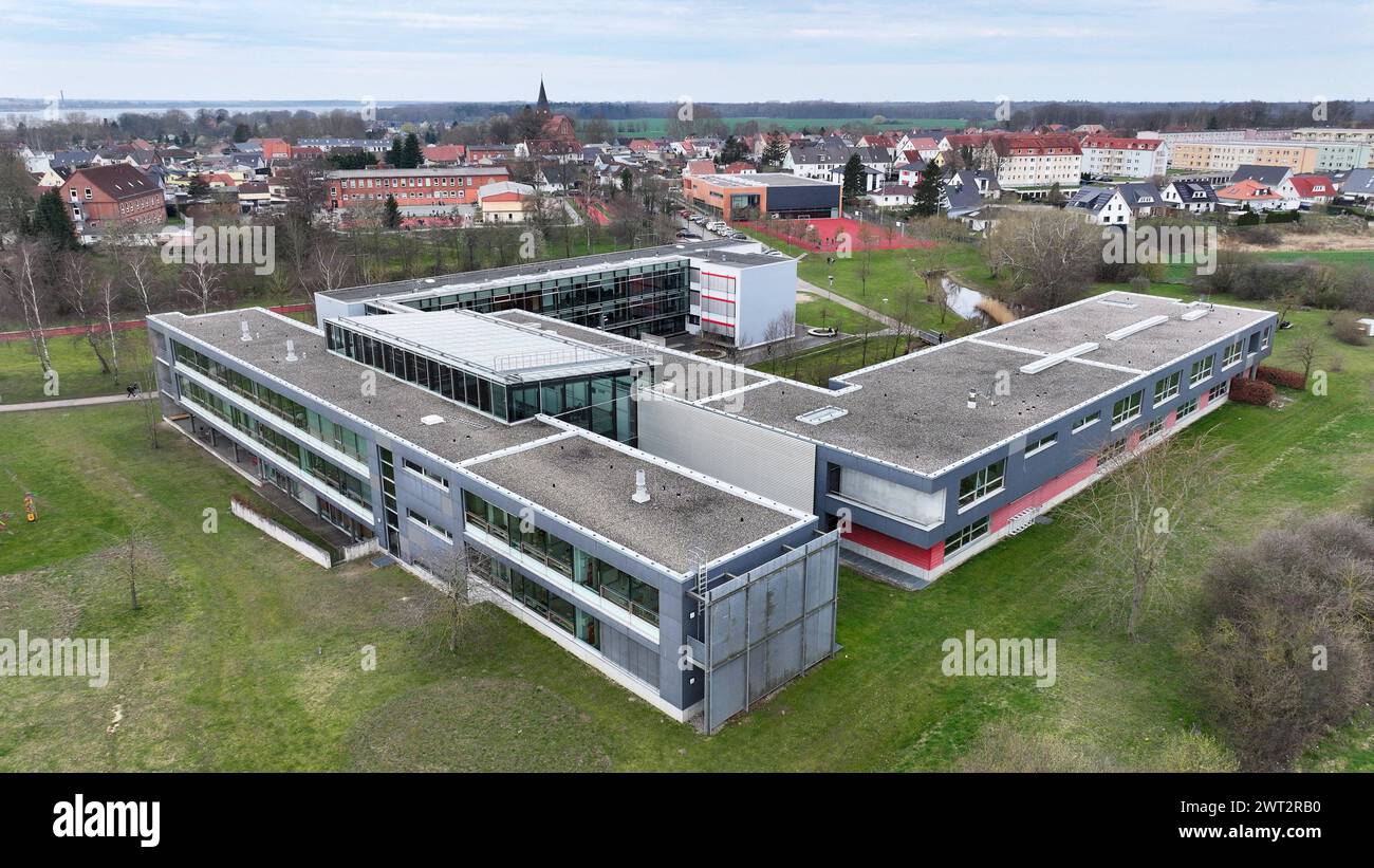 Staatsschutz Einsatz wegen Schlumpf Video Am Gymnasium RIBNITZ- DAMGARTEN, Deutschland - März 15 : Blick auf das Richard- Wossidlo- Gymnasium in Ribnitz- Damgarten Am 15. März 2024, Mecklembourg-Poméranie occidentale, Allemagne. Wegen eines social- Media- Post ist die Polizei in der Schule angerückt. Die Schulleitung Hat die Polizei wegen des Verdacht eines staatsschutzrelevanten Inhalts im Internet durch eine 16- Jährigen Schülerin gerufen. Die Schülerin soll vor einigen Monaten auf dem social- Media- Kanal TikTok ein Schlümpe- Video gepostet haben. Darin hieß es , dass Schlümpfe und Deutschland etwas Banque D'Images