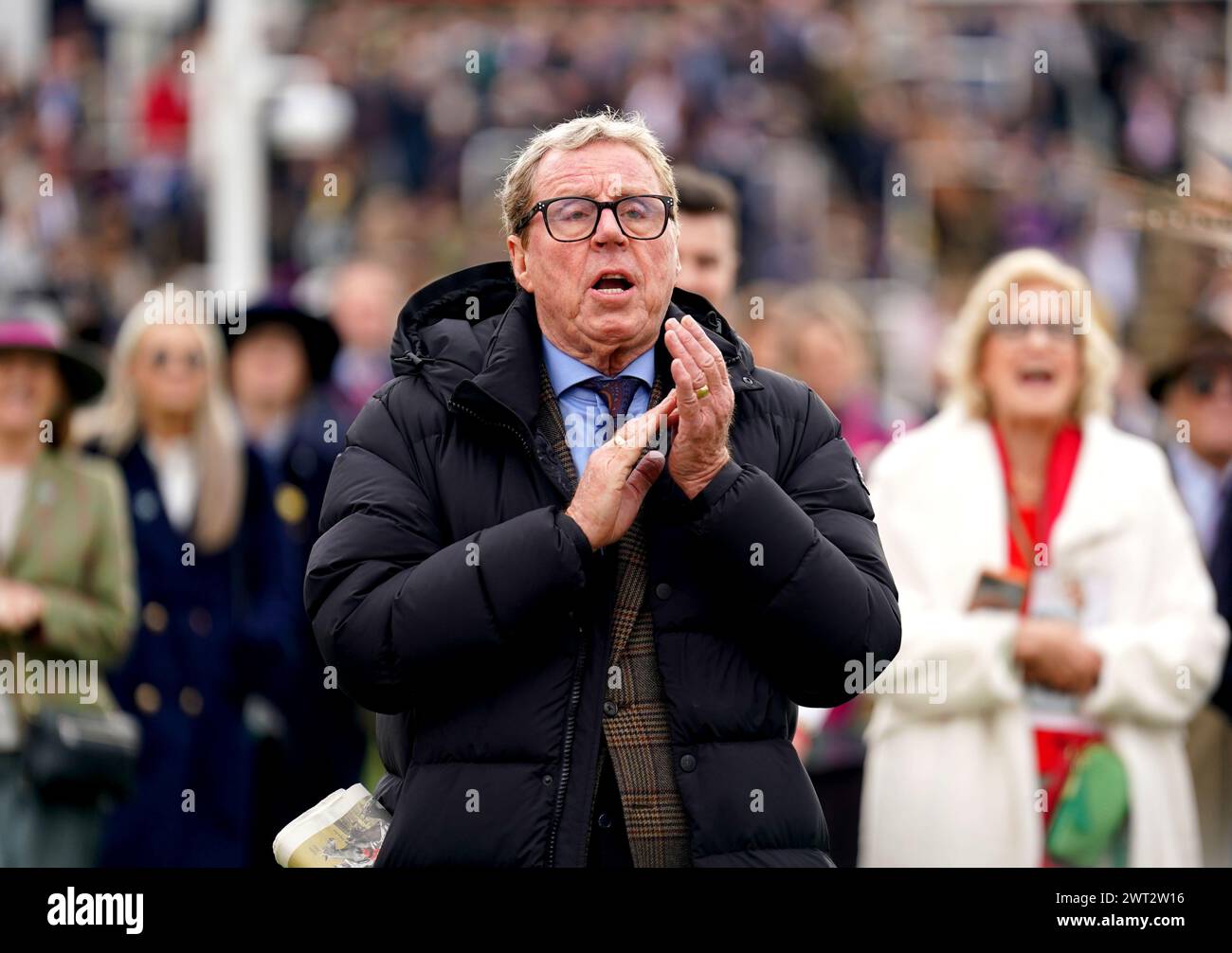 Harry Redknapp réagit en regardant son cheval le Jukebox Man monté par Kielan Woods en action dans la haie des novices d'Albert Bartlett le quatrième jour du Festival de Cheltenham 2024 à l'hippodrome de Cheltenham. Date de la photo : vendredi 15 mars 2024. Banque D'Images