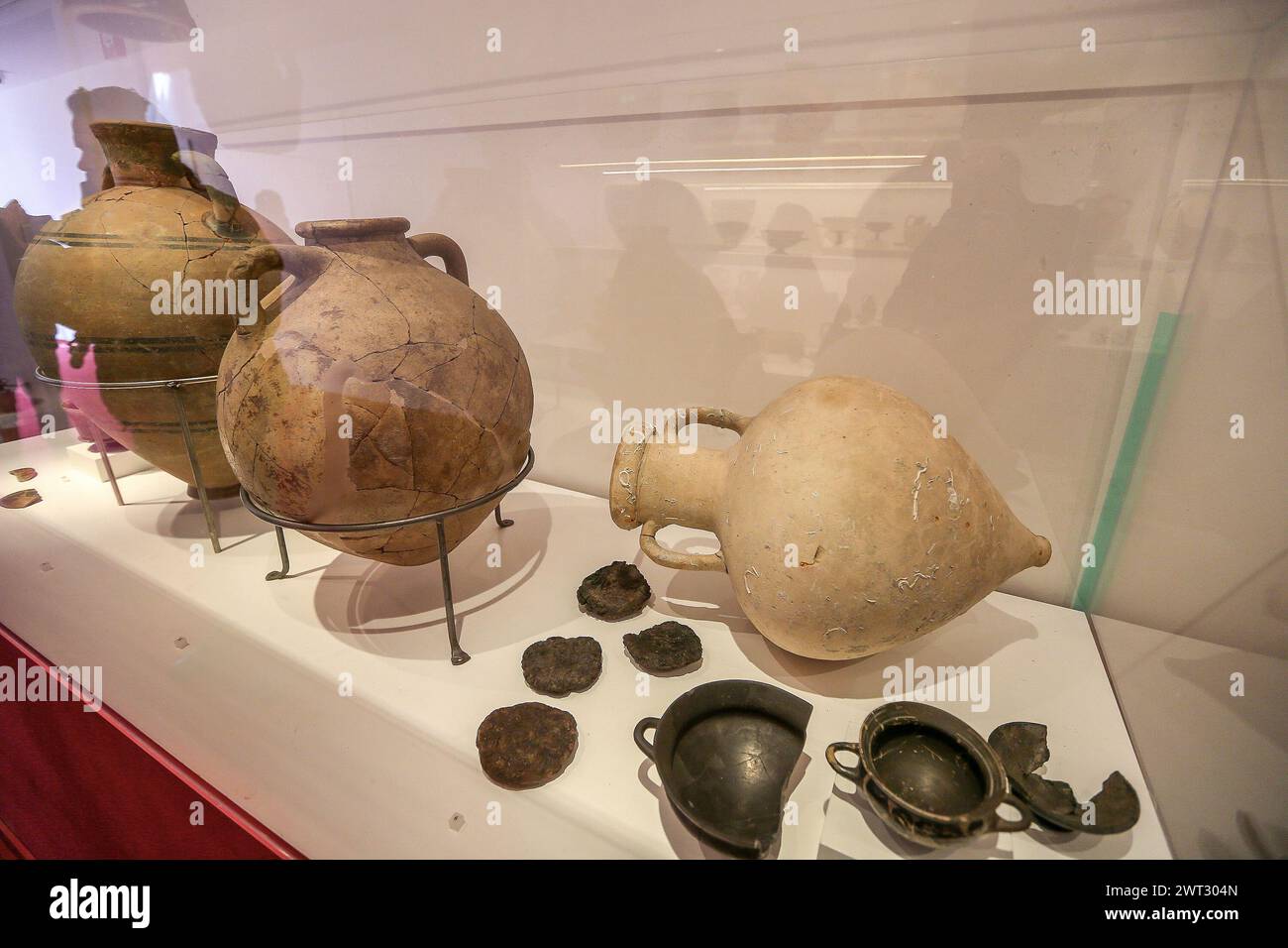 Objets et vases étrusques exposés à Pompéi lors de l'exposition 'Pompéi et les Etrusques' Banque D'Images