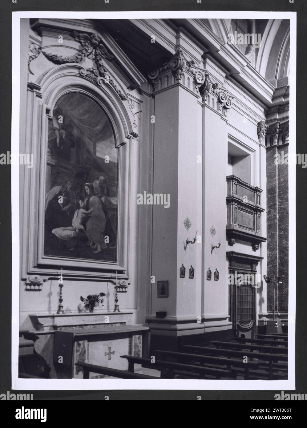 Ombrie Terni Calvi dell'Ombria S. Antonio2. Hutzel, Max 1960-1990 vues extérieures et intérieures de l'église ; peintures et sculptures intérieures de la haute Renaissance et baroque ; un rare groupe sculptural sculpté en bois de 30 figures datant du milieu du XVIe siècle. Notes de l'objet : Hutzel a tourné cette campagne en 1984. Photographe et érudit d'origine allemande Max Hutzel (1911-1988) photographié en Italie du début des années 1960 jusqu'à sa mort. Le résultat de ce projet, désigné par Hutzel comme Foto Arte Minore, est une documentation approfondie du développement historique de l'art en Italie jusqu'au XVIIIe siècle, y compris obje Banque D'Images