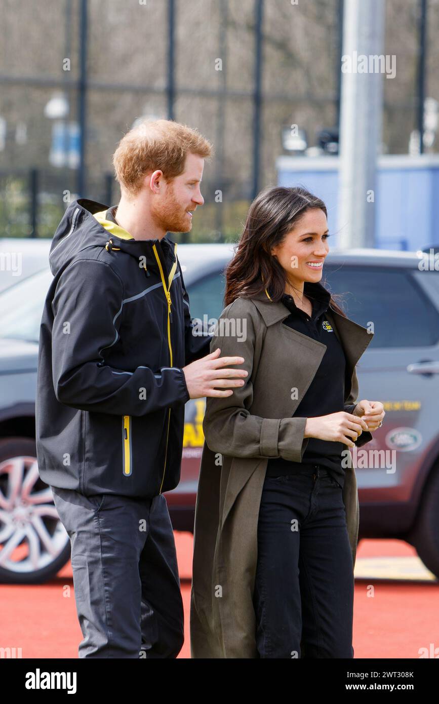 Bath, Royaume-Uni. 6/04/18. Prince Harry et Meghan Markle sont photographiés à l'Université de Bath alors qu'ils assistent aux essais par équipes britanniques pour les Jeux Invictus 2018 Banque D'Images