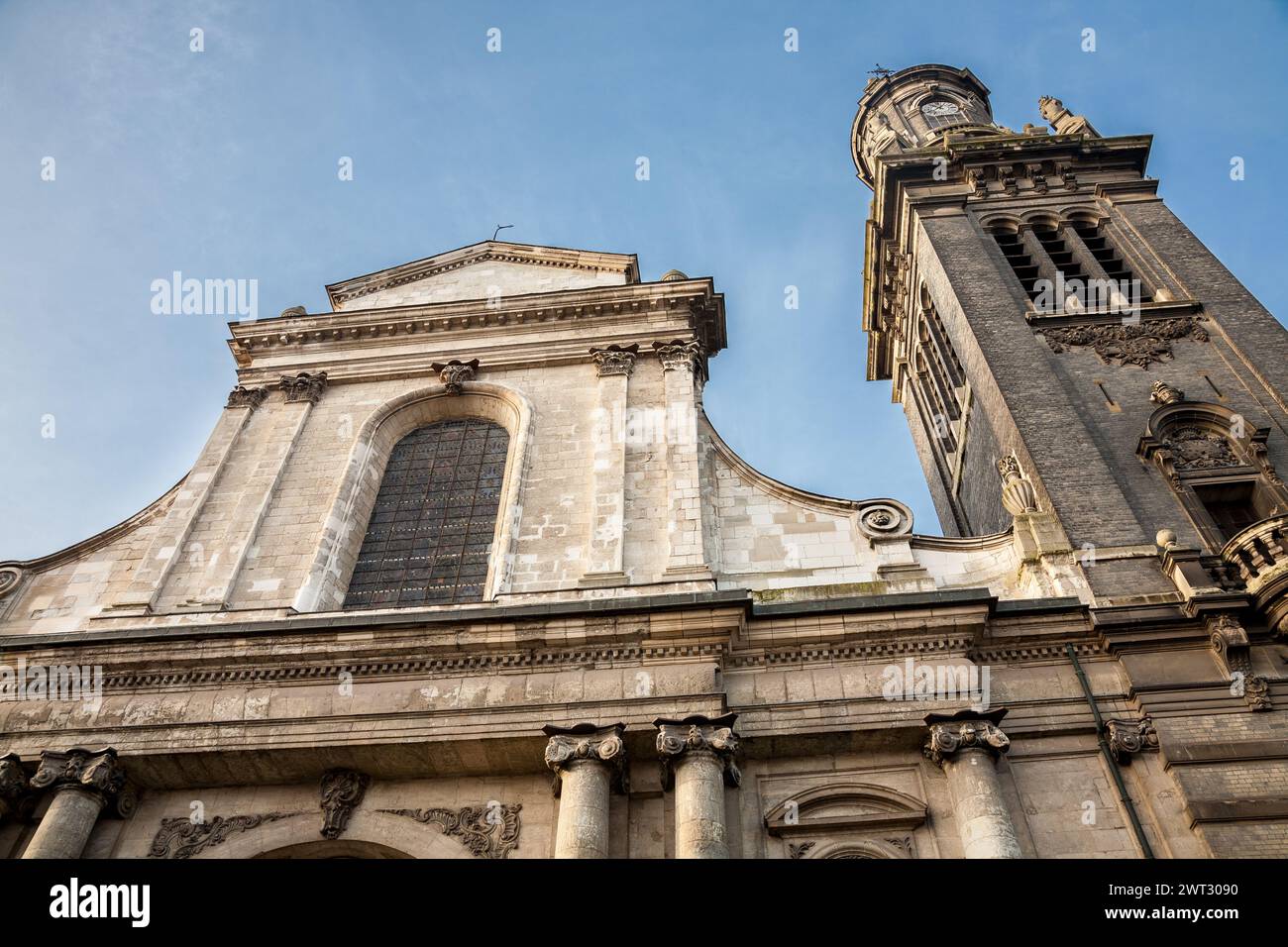 La façade et le clocher du 18ème siècle baroque sont équipés Église André dans la ville de Lille, dans le nord de la France Banque D'Images