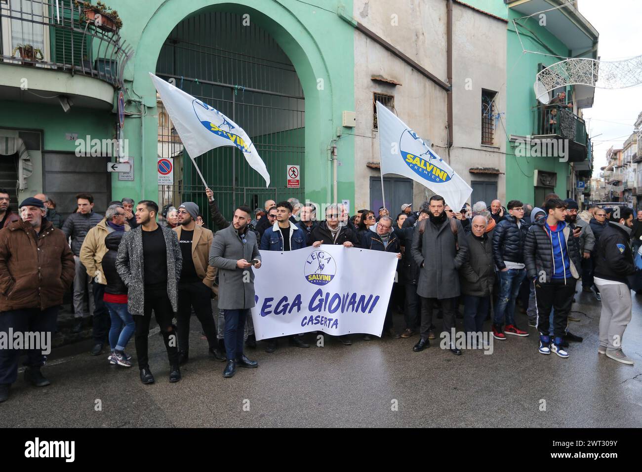 Les partisans du mouvement politique Lega attendent l'arrivée de Matteo Salvini lors d'une visite à Afragola, près de Naples. Banque D'Images