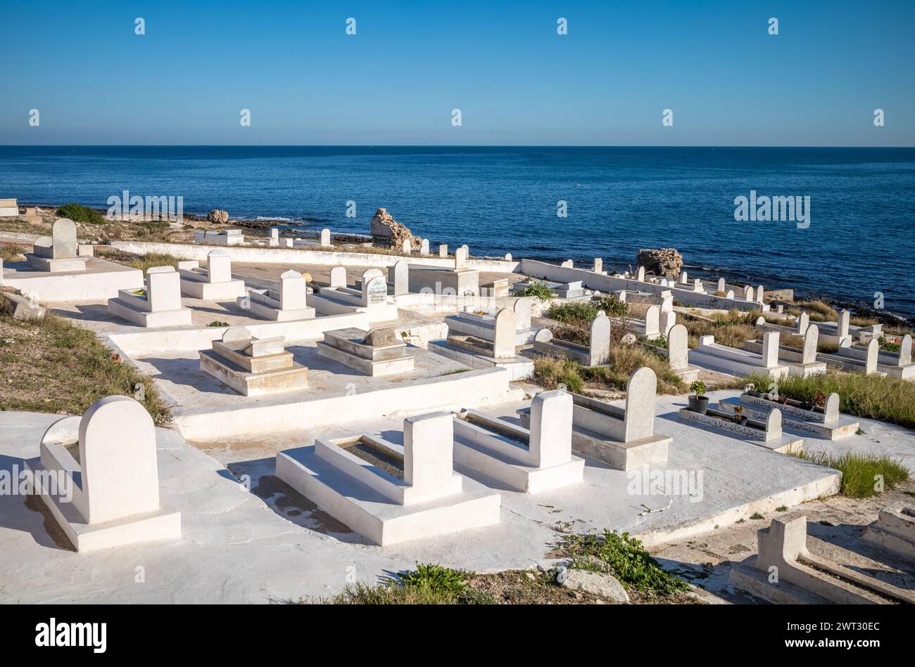 Tombes musulmanes près de la mer Méditerranée à l'ancien cimetière maritime de Mahdia, Mahdia, Tunisie. Banque D'Images