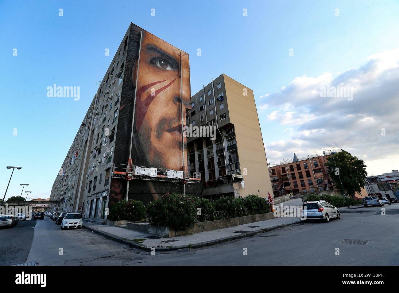 Une vue des murales géantes, représentant le révolutionnaire Che Guevara, par l'artiste Jorit Agoch, sur un bâtiment dans le San Giovanni a Teduccio, une distr Banque D'Images