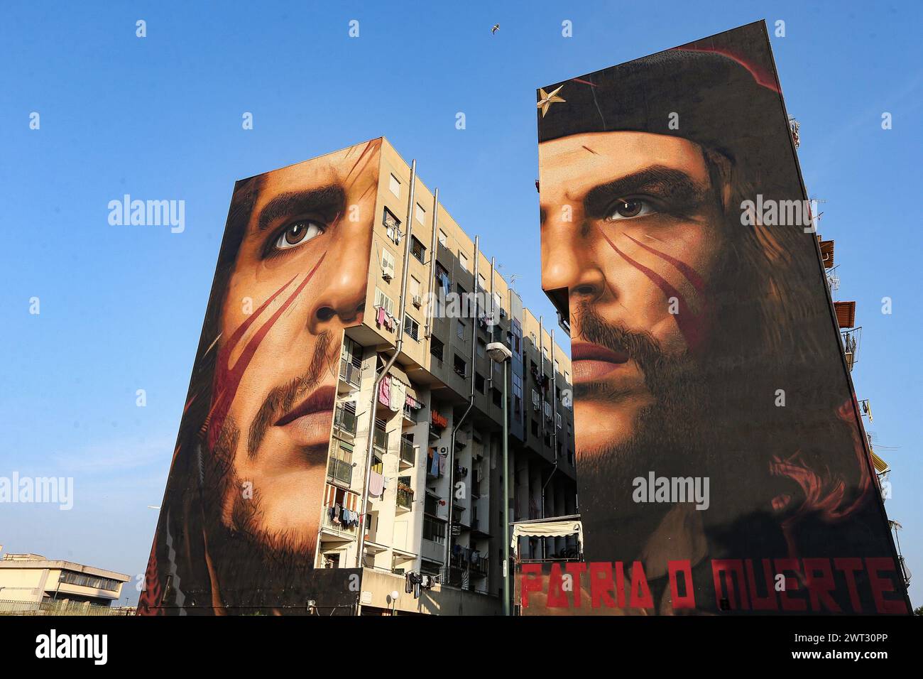 Une vue des peintures murales géantes, représentant le révolutionnaire Che Guevara, par l'artiste Jorit Agoch, sur deux bâtiments à San Giovanni a Teduccio, un distrique Banque D'Images