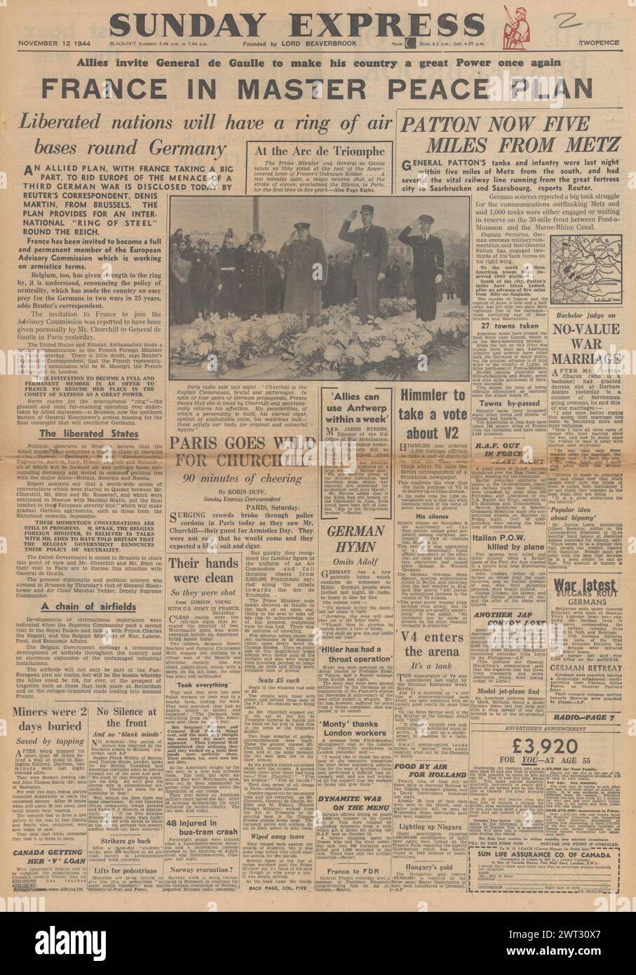 1944 Sunday Express page de couverture faisant état du plan de paix français, de l'avancée de la troisième armée américaine sur Metz et Winston Churchill à Paris Banque D'Images