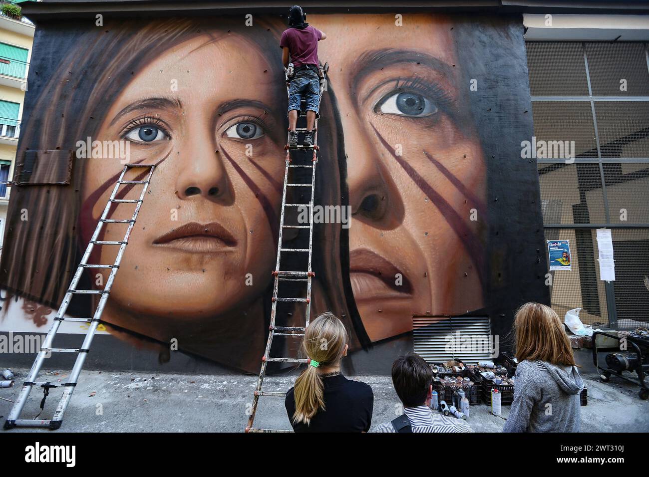 L'artiste de rue Jorit Agoch travaille sur un géant murales d'Ilaria Cucchi, sœur de Stefano Cucchi, qui a lutté pour la justice après la mort de son frère Banque D'Images