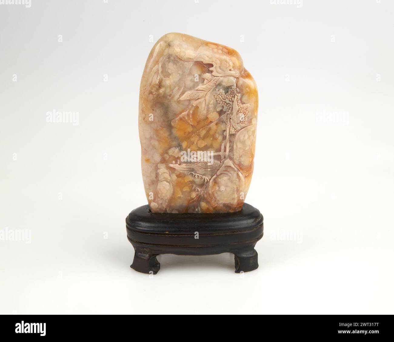 Sceau de pierre à savon sculpté chinois antique et support en bois. Banque D'Images