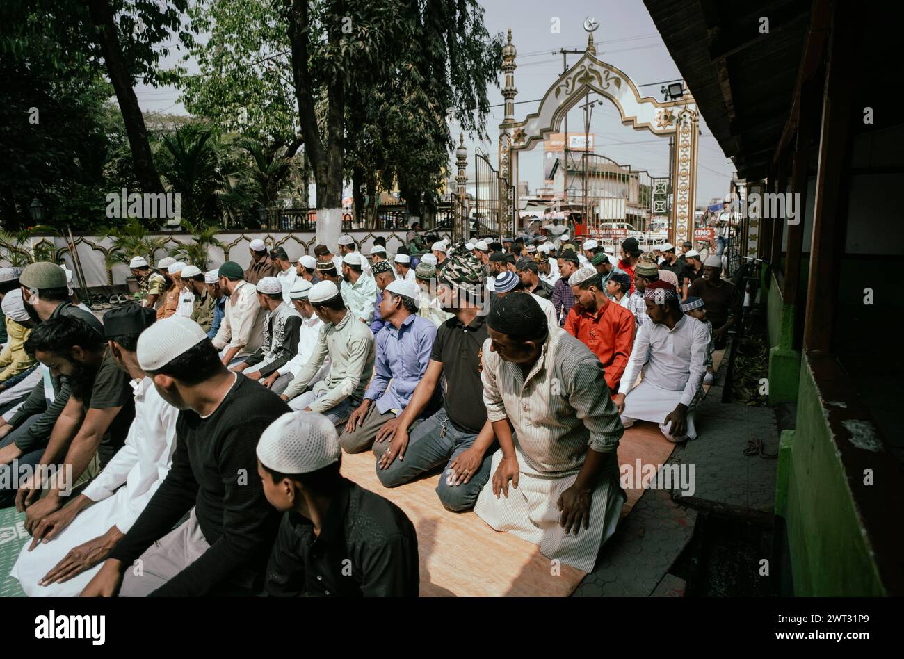Les dévots musulmans offrent les prières du premier vendredi du mois sacré du Ramadan dans une mosquée, le 15 mars 2024 à Guwahati, Assam, Inde. Le premier vendredi du Ramadan, les mosquées sont généralement remplies de fidèles qui se rassemblent pour les prières spéciales de la congrégation du vendredi, connues sous le nom de Jumu'ah. Crédit : David Talukdar/Alamy Live News Banque D'Images
