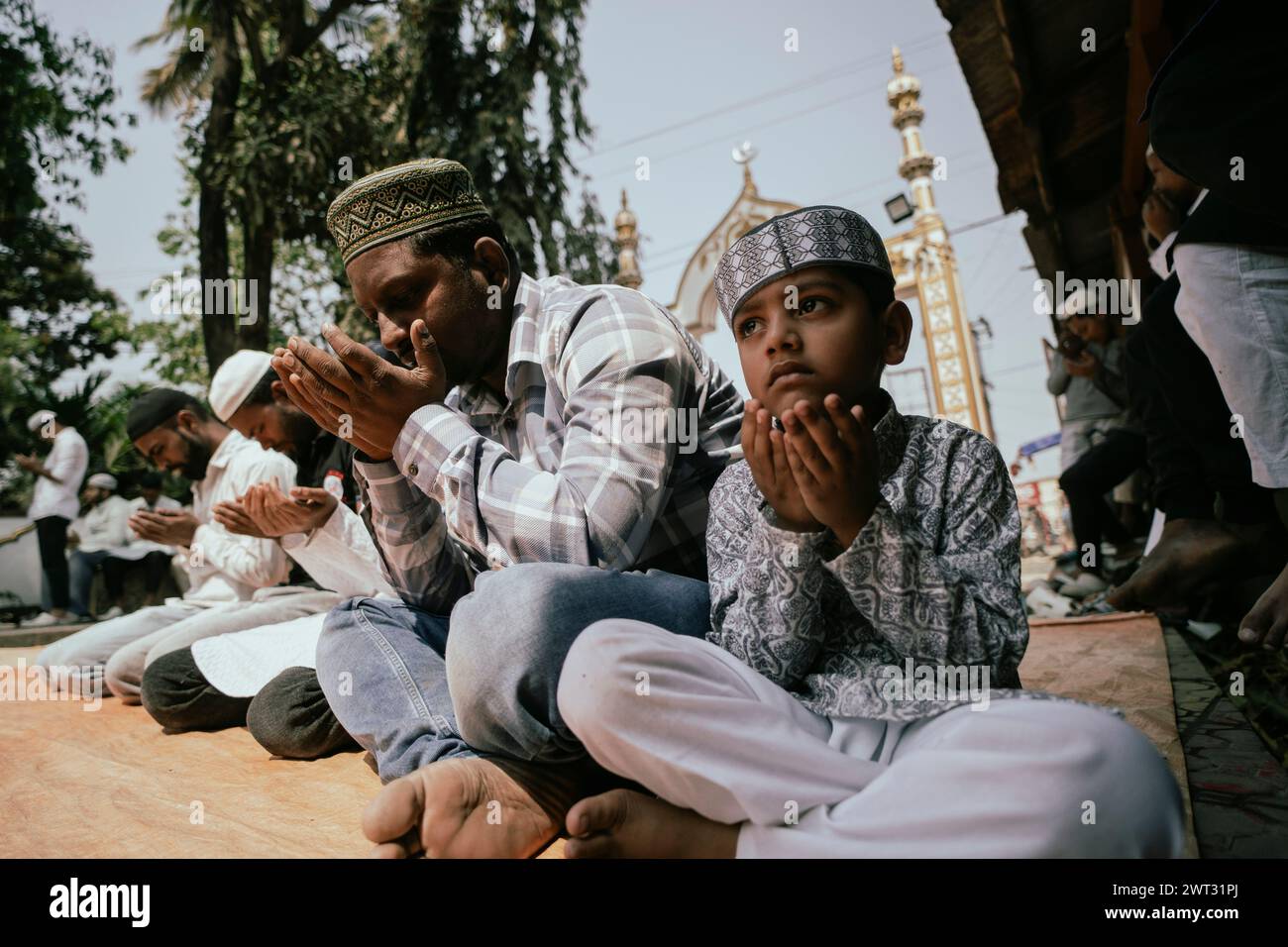 Les dévots musulmans offrent les prières du premier vendredi du mois sacré du Ramadan dans une mosquée, le 15 mars 2024 à Guwahati, Assam, Inde. Le premier vendredi du Ramadan, les mosquées sont généralement remplies de fidèles qui se rassemblent pour les prières spéciales de la congrégation du vendredi, connues sous le nom de Jumu'ah. Crédit : David Talukdar/Alamy Live News Banque D'Images