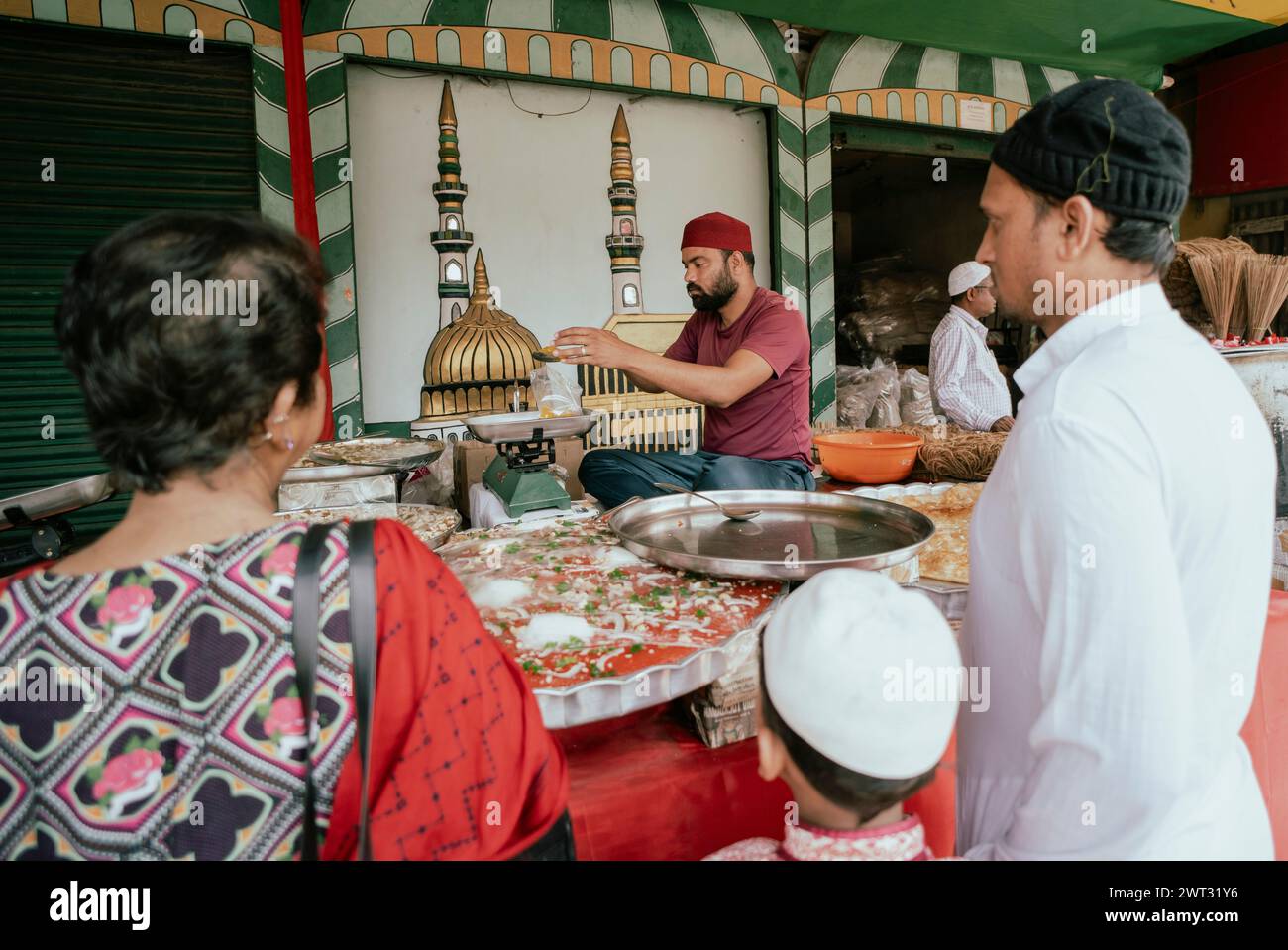 Les gens achètent de la nourriture à un étal pour rompre leur jeûne pendant le mois sacré du Ramadan, le 15 mars 2024 à Guwahati, Assam, Inde. Crédit : David Talukdar/Alamy Live News Banque D'Images