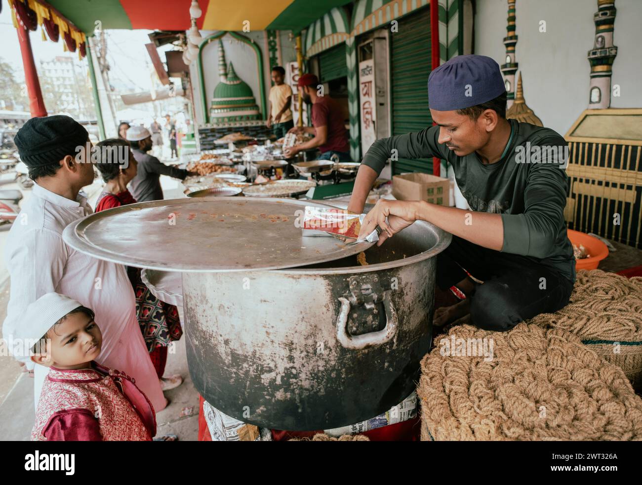 Les gens achètent de la nourriture à un étal pour rompre leur jeûne pendant le mois sacré du Ramadan, le 15 mars 2024 à Guwahati, Assam, Inde. Crédit : David Talukdar/Alamy Live News Banque D'Images