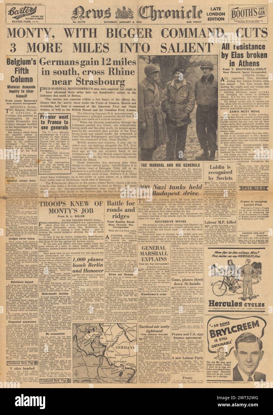 1945 Actualités chronique en première page sur la bataille des Ardennes, les combats se terminent à Athènes et les bombardements alliés de Hanovre et Berlin Banque D'Images