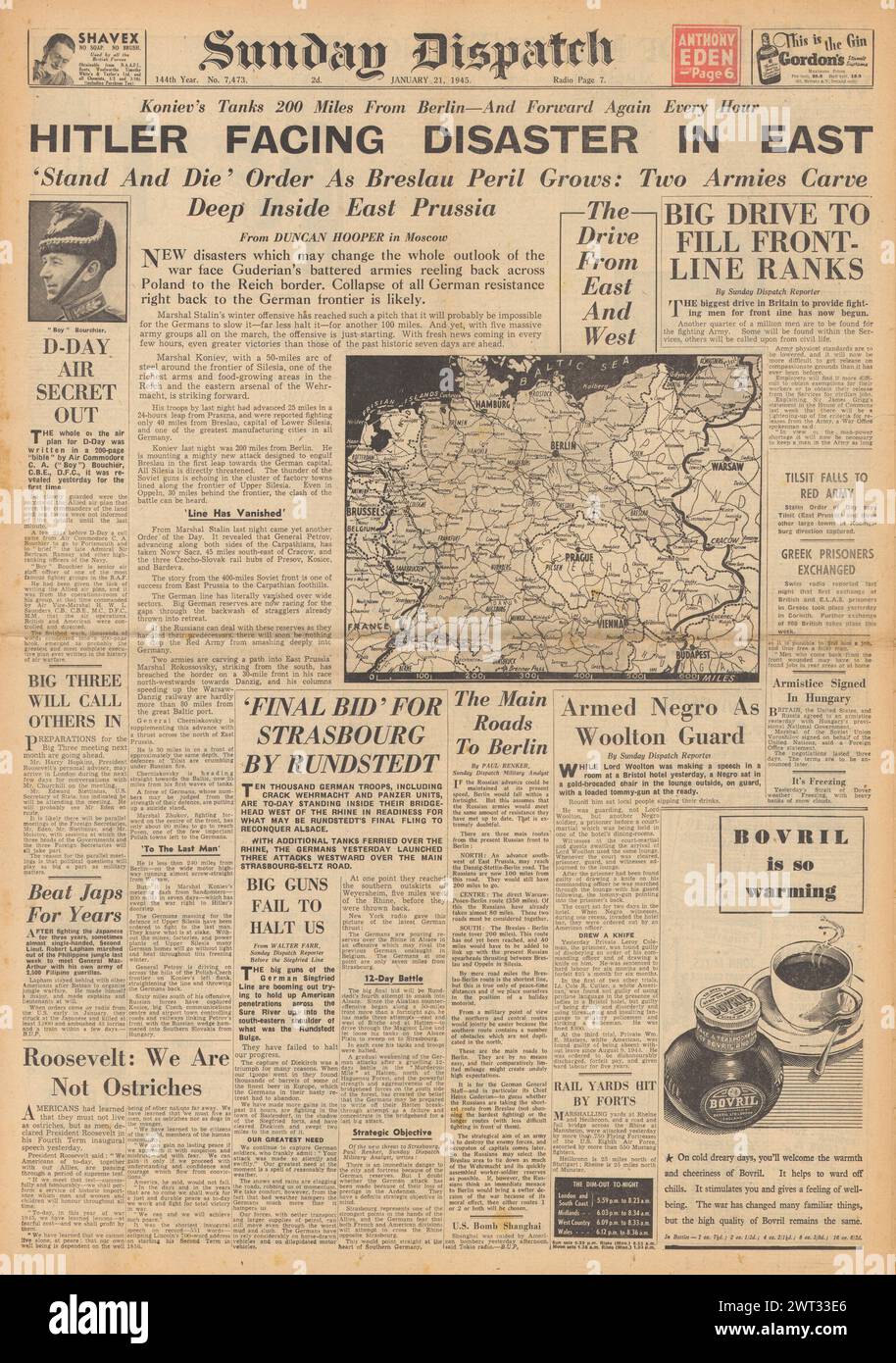 1945 Sunday Dispatch première page signalant la conduite allemande sur Strasbourg et l'Allemagne face à une catastrophe sur le front de l'est Banque D'Images