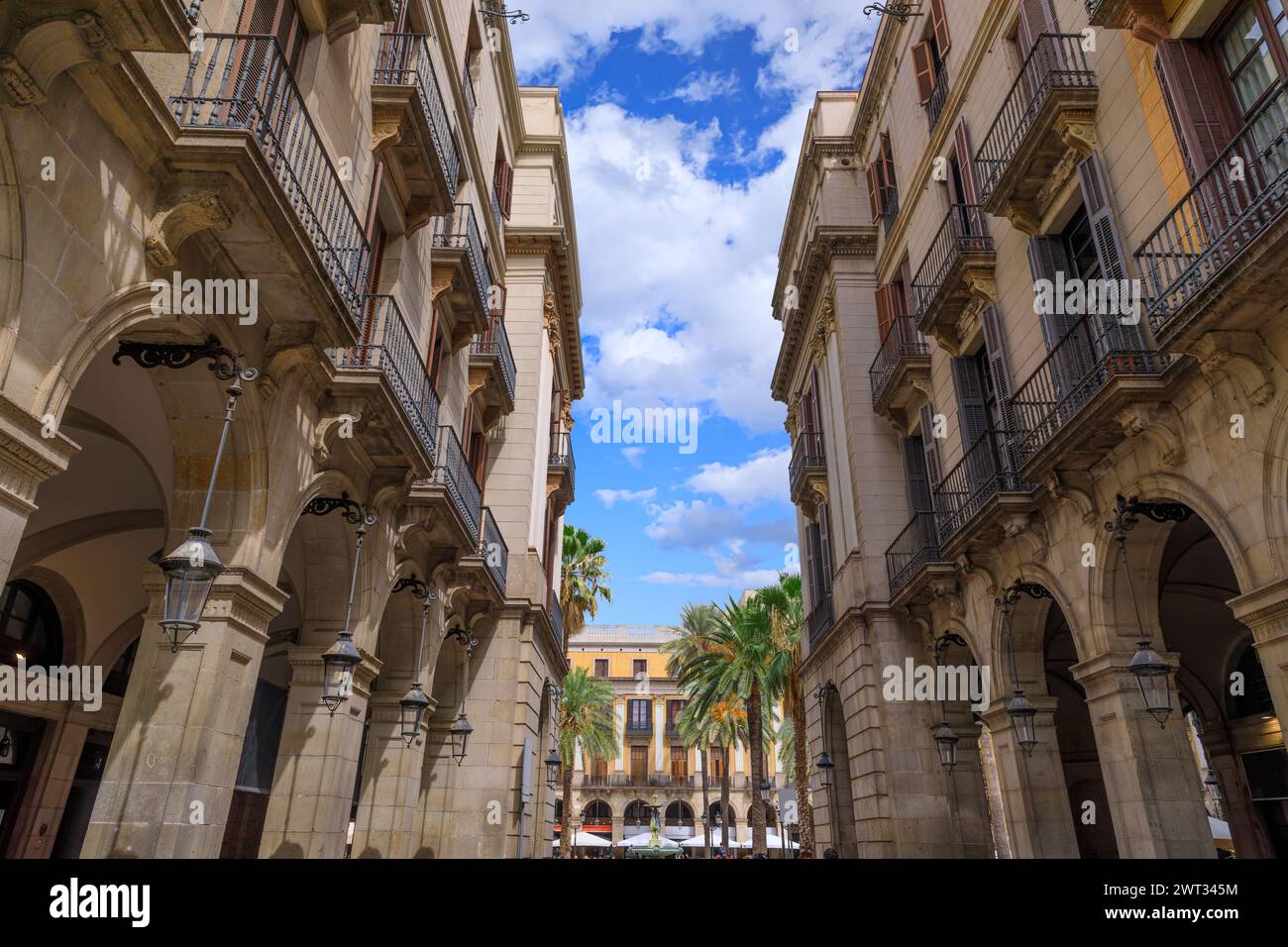 Paysage urbain de Barcelone, Espagne. Vue sur la Plaça Reial, la place sans voiture une atmosphère typiquement espagnole. Banque D'Images