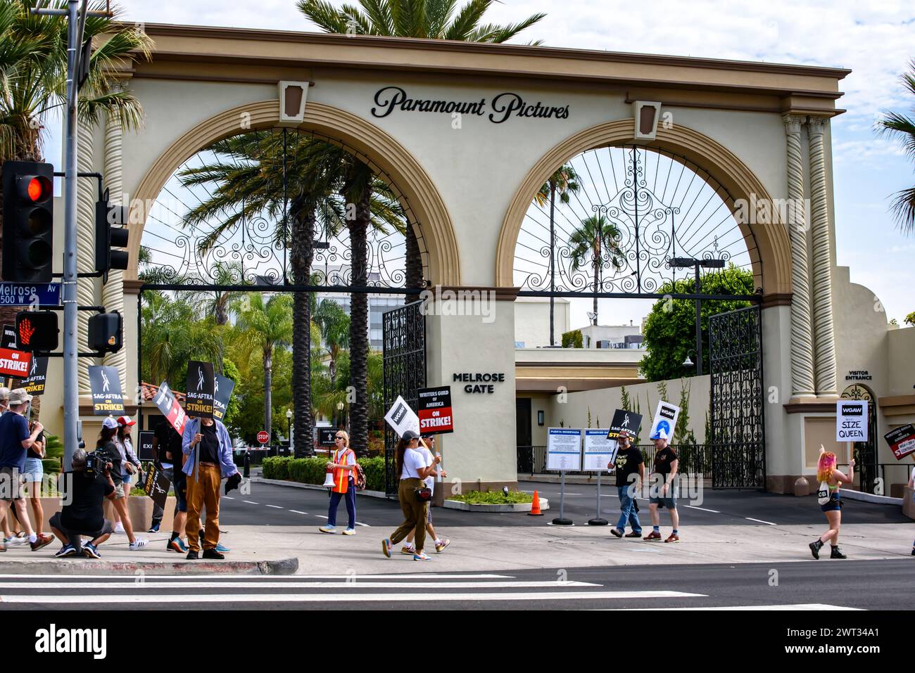 Un grand angle de la ligne de piquetage pendant la grève des scénaristes et des acteurs devant les Paramount Studios à Burbank, Californie, le 17 juillet 2023. Banque D'Images