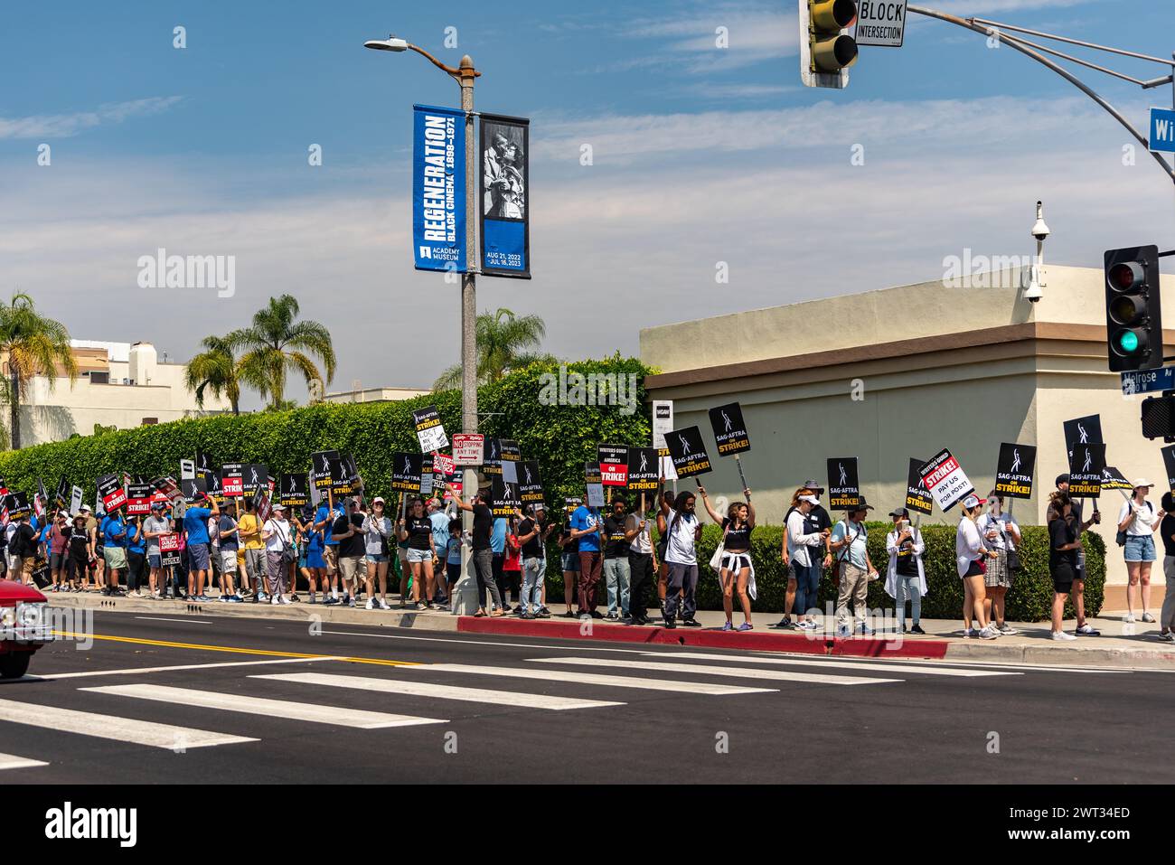 Un grand angle de la ligne de piquetage pendant la grève des scénaristes et des acteurs devant les Paramount Studios à Burbank, Californie, le 17 juillet 2023. Banque D'Images