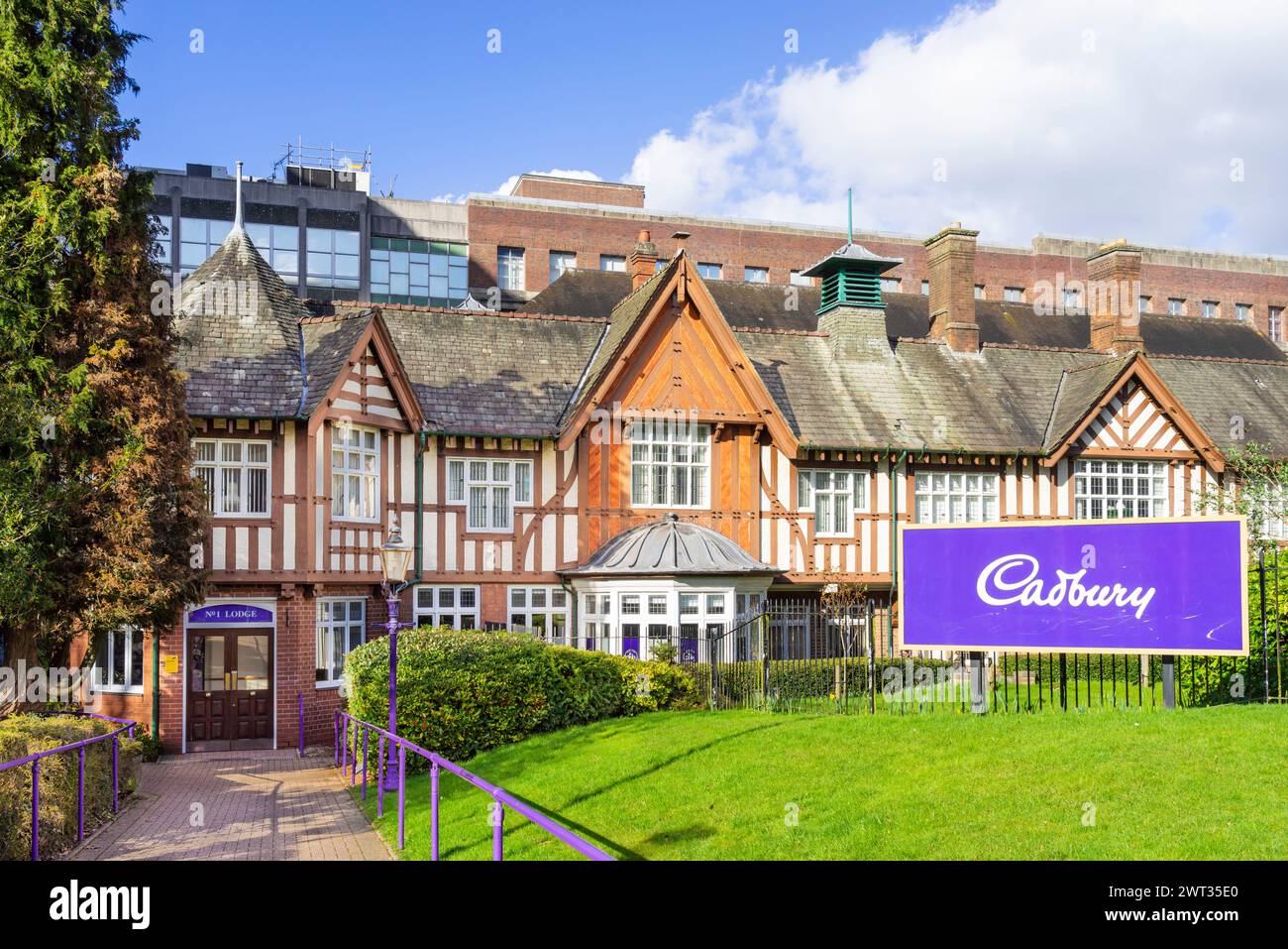 Birmingham Bournville Cadbury signe devant l'usine de chocolat Cadbury à Bournville Birmingham West Midlands Angleterre UK GB Europe Banque D'Images