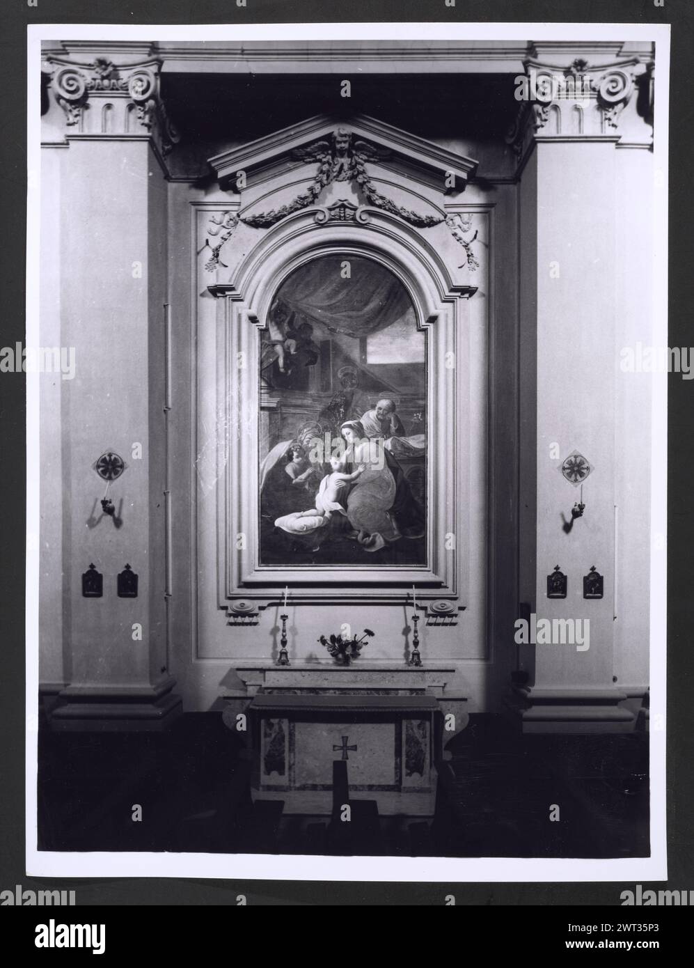 Ombrie Terni Calvi dell'Ombria S. Antonio0. Hutzel, Max 1960-1990 vues extérieures et intérieures de l'église ; peintures et sculptures intérieures de la haute Renaissance et baroque ; un rare groupe sculptural sculpté en bois de 30 figures datant du milieu du XVIe siècle. Notes de l'objet : Hutzel a tourné cette campagne en 1984. Photographe et érudit d'origine allemande Max Hutzel (1911-1988) photographié en Italie du début des années 1960 jusqu'à sa mort. Le résultat de ce projet, désigné par Hutzel comme Foto Arte Minore, est une documentation approfondie du développement historique de l'art en Italie jusqu'au XVIIIe siècle, y compris obje Banque D'Images