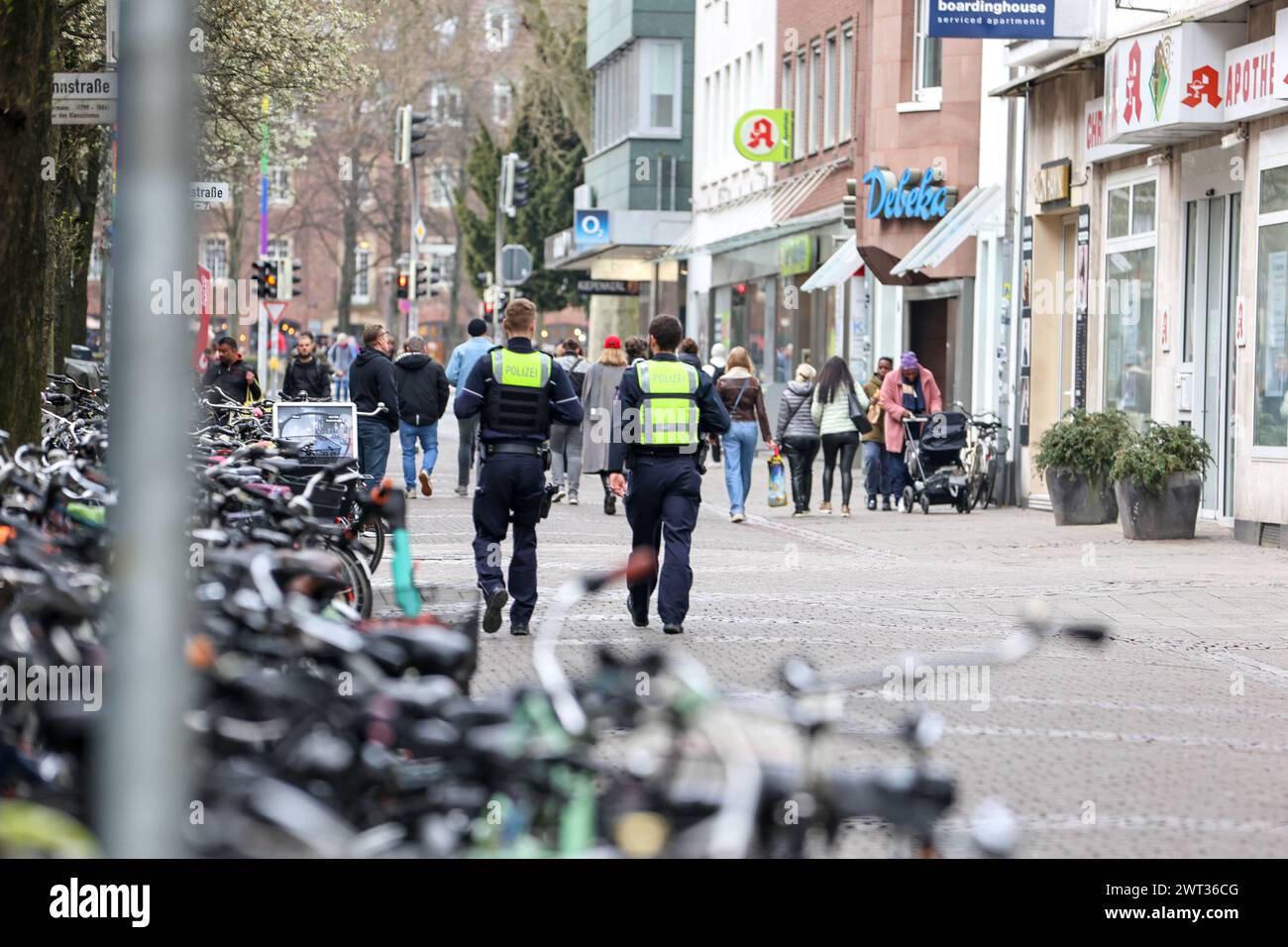 Polizeibeamte beim Streifengang im Bahnhofsviertel. Polizei Münster setzt auf mobile Videobeobachtung im Bereich Hauptbahnhof - zwei Kamerasysteme im Einsatz. Ziel ist Straftaten verhindern, aufklären und das Sicherheitsgefühl der Bürger stärken. Videoüberwachung wurde von der Polizeipräsidentin für ein Jahr angeordnet. Münster, Rhénanie-du-Nord-Westphalie, DEU, Deutschland, 15.03.2024 *** les policiers en patrouille dans le district de la gare de Münster la police utilise la vidéosurveillance mobile dans la zone centrale de la gare deux systèmes de caméras utilisés L'objectif est de prévenir et de résoudre les crimes et d'augmenter le nombre de citoyens s. Banque D'Images