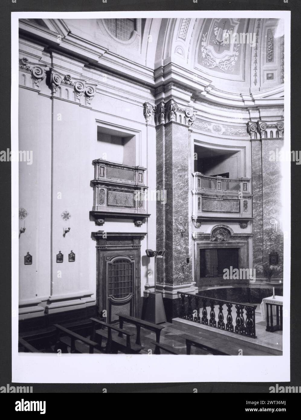 Ombrie Terni Calvi dell'Ombria S. Antonio3. Hutzel, Max 1960-1990 vues extérieures et intérieures de l'église ; peintures et sculptures intérieures de la haute Renaissance et baroque ; un rare groupe sculptural sculpté en bois de 30 figures datant du milieu du XVIe siècle. Notes de l'objet : Hutzel a tourné cette campagne en 1984. Photographe et érudit d'origine allemande Max Hutzel (1911-1988) photographié en Italie du début des années 1960 jusqu'à sa mort. Le résultat de ce projet, désigné par Hutzel comme Foto Arte Minore, est une documentation approfondie du développement historique de l'art en Italie jusqu'au XVIIIe siècle, y compris obje Banque D'Images