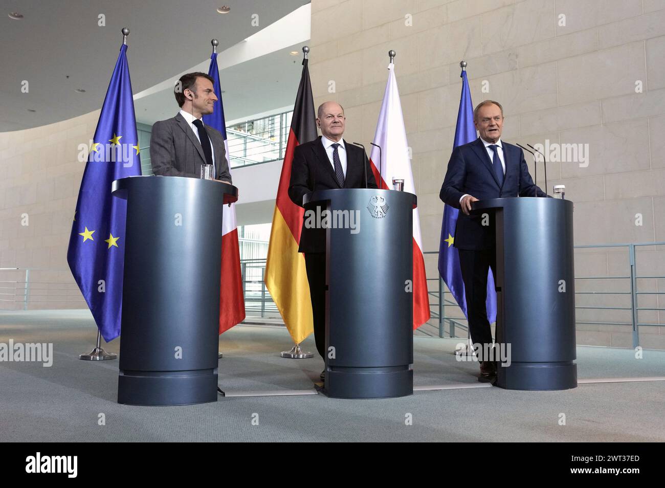 Emmanuel Macron, Olaf Scholz und Donald Tusk beim Pressestatement nach dem gemeinsamen Gespräch mit dem Bundeskanzler im Bundeskanzleramt. Berlin, 15.03.2024 Banque D'Images