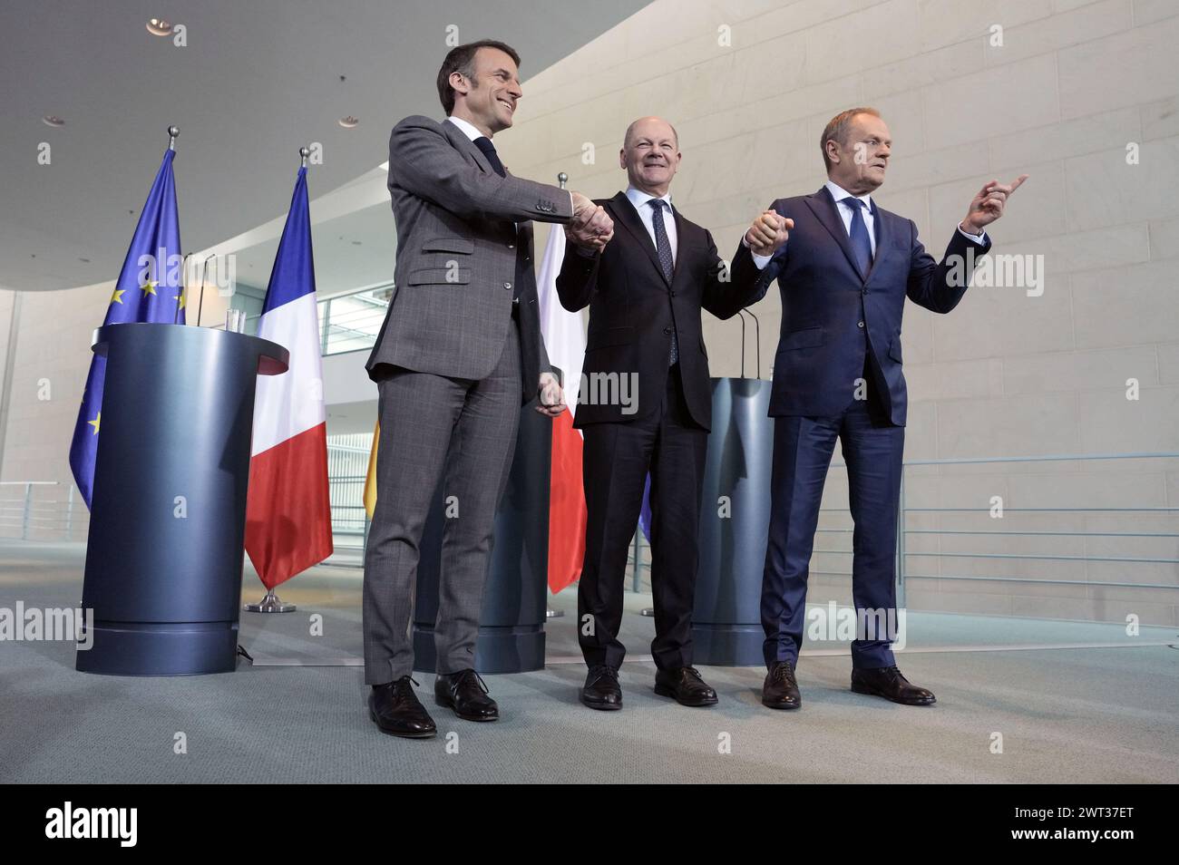 Emmanuel Macron, Olaf Scholz und Donald Tusk beim Pressestatement nach dem gemeinsamen Gespräch mit dem Bundeskanzler im Bundeskanzleramt. Berlin, 15.03.2024 Banque D'Images