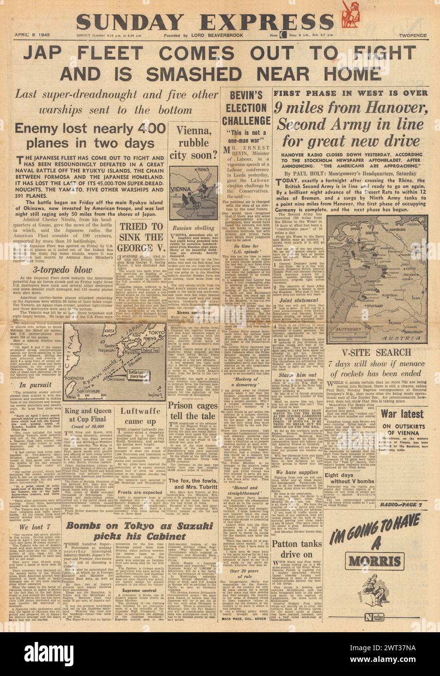 1945 Sunday Express en première page signalant la route des Alliés vers Hanovre, le naufrage du cuirassé japonais Yamato et la bataille de Vienne Banque D'Images