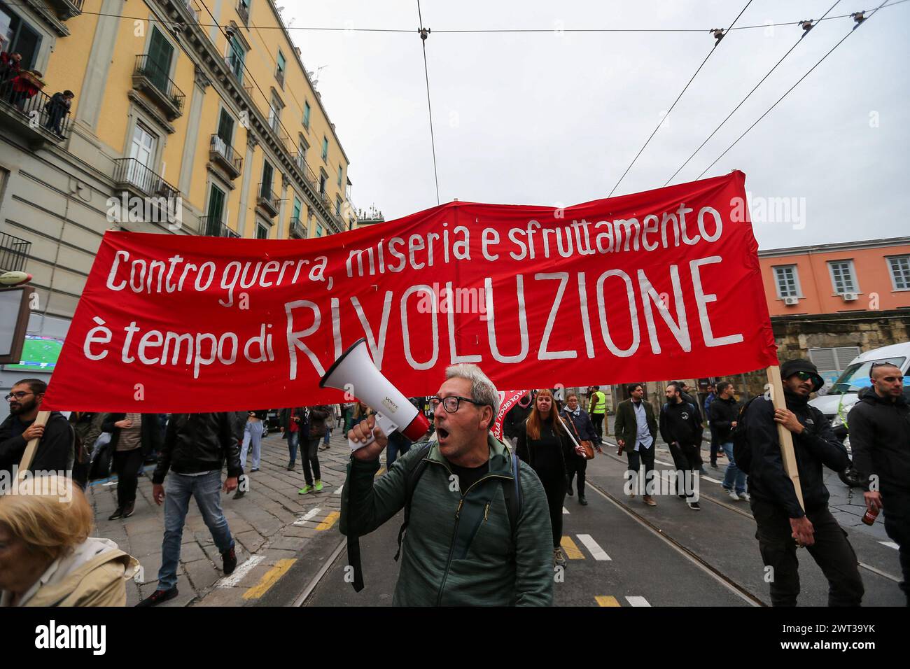 Les gens avec une bannière et un mégaphone, lors de la manifestation à Naples "We Rise Up", pour protester contre l'inflation, les prix élevés de l'énergie et t Banque D'Images