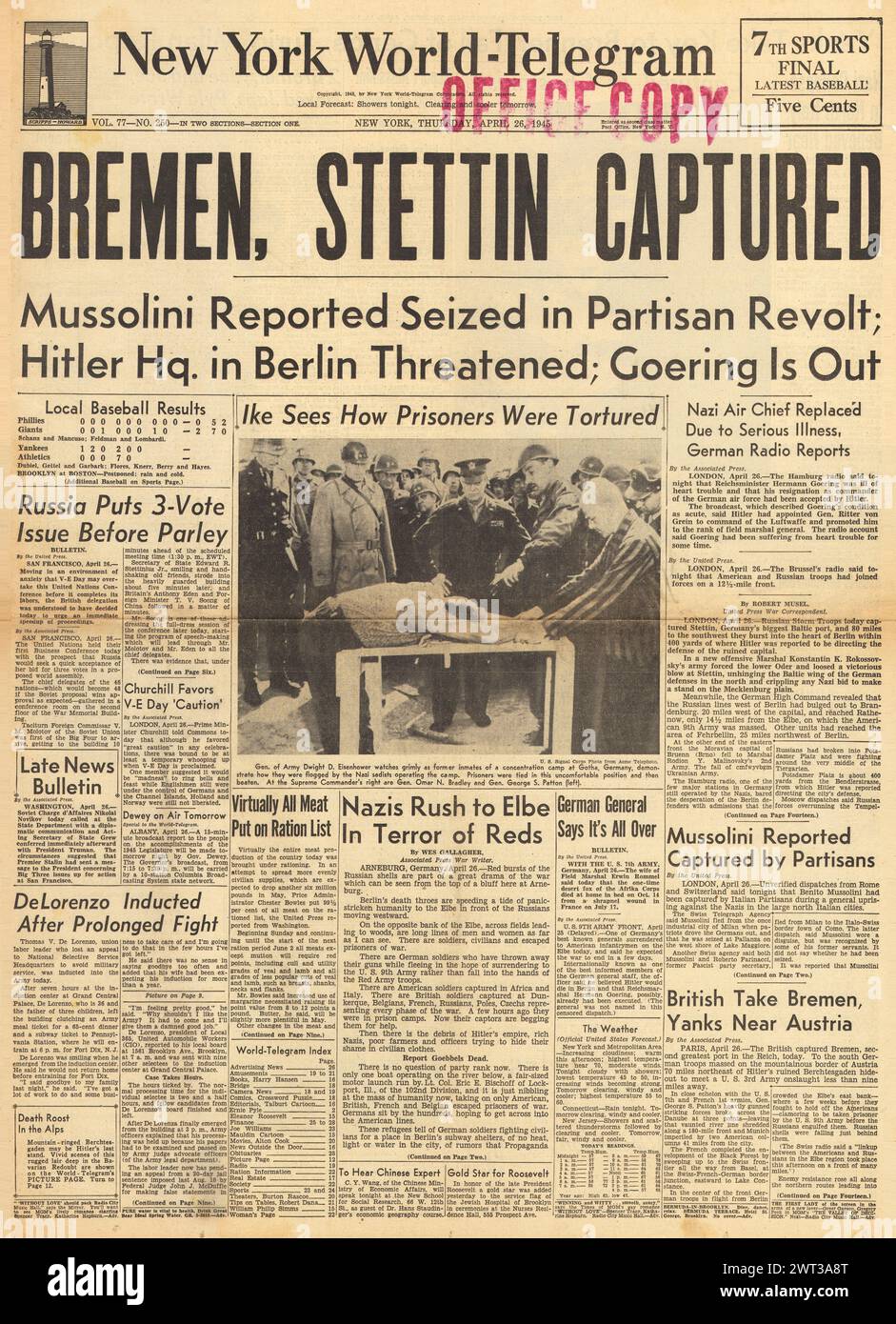 1945 New York World - Telegram première page signalant la capture britannique de Brême, la capture de l'Armée rouge de Stettin, Mussolini capturé par les partisans et Eisenhower au camp de concentration d'Ohrdruf Banque D'Images