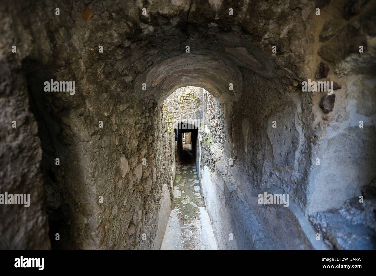 Une vue intérieure de la villa de Diomède, à l'intérieur des fouilles archéologiques de Pompéi, rouverte après la restauration récente. Banque D'Images