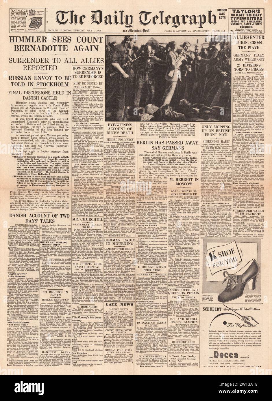 1945 la page de couverture du Daily Telegraph rapporte la bataille de Berlin, les pourparlers de paix de Bernadotte et Himmler et la mort de Benito Mussolini Banque D'Images