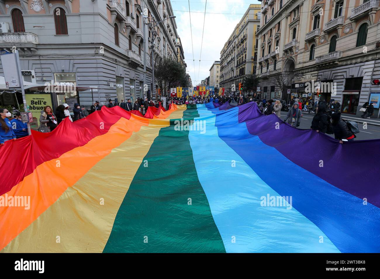 Des gens, avec un drapeau géant de la paix, lors de la manifestation nationale à Naples à la mémoire des victimes innocentes des mafias, organisée par la Lib Banque D'Images