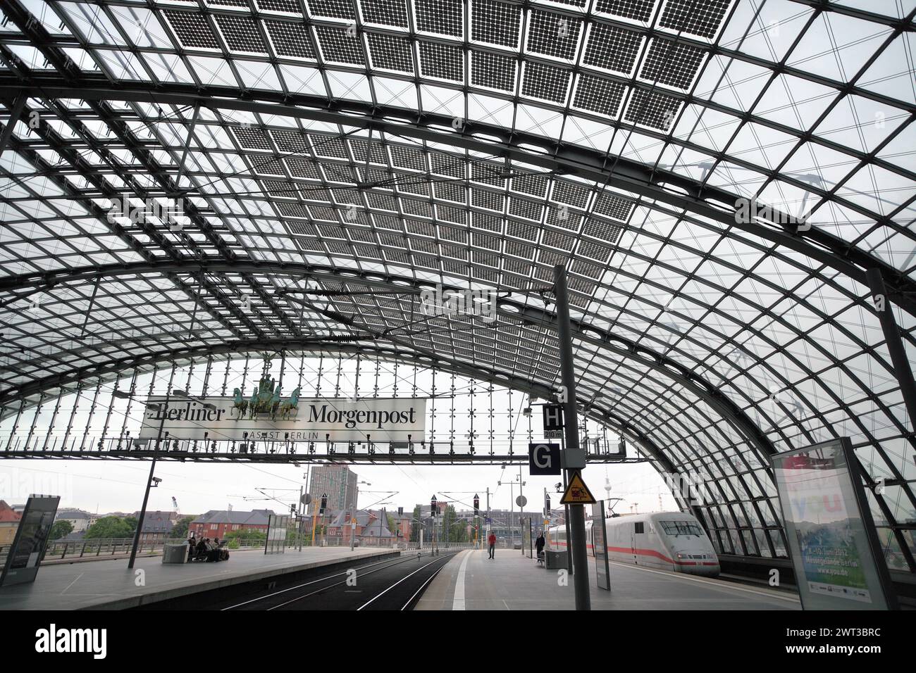 Cellules photovoltaïques intégrées dans le toit de la gare centrale de Berlin (Lehrter Bahnhof), Allemagne. Banque D'Images