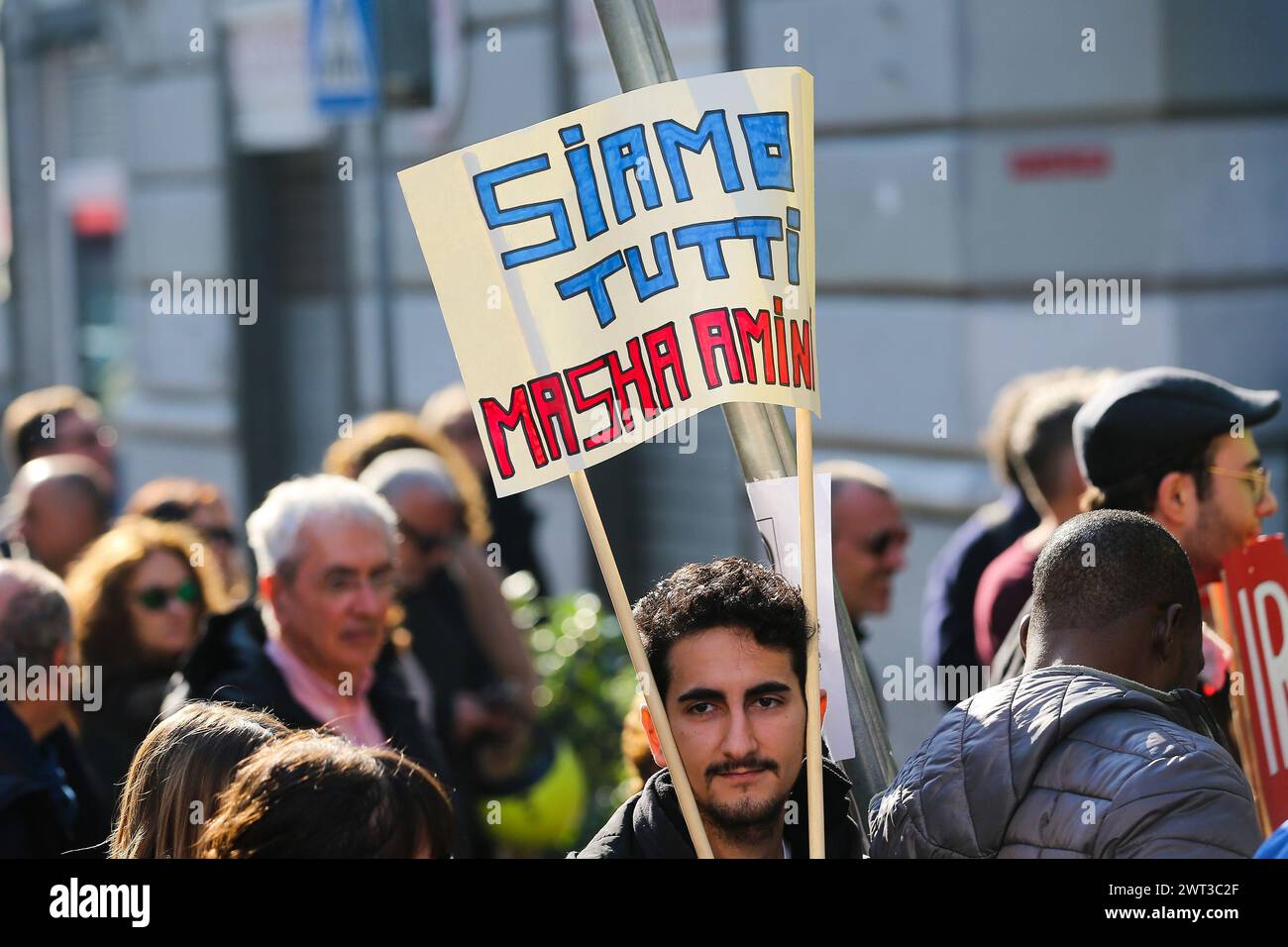 Un homme avec une pancarte, pendant le rassemblement de protestation et de solidarité avec le peuple iranien "Women Life Freedom", contre l'oppression et la discrimination en I. Banque D'Images